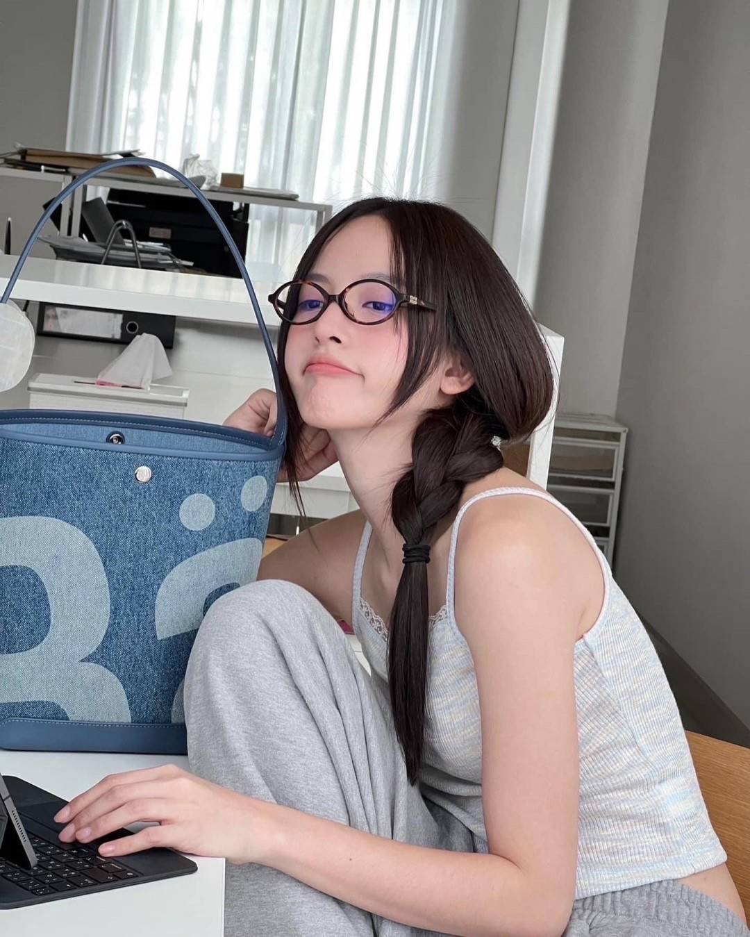 Rally movement the bag denim เป็นไอเท็มที่ฮอตสุดๆแห่งปีจริงๆ กับกระเป๋าทรงบัคเก็ต ที่ดีไซน์ออกมาคลาสสิคและใช้งานง่ายจริงๆ