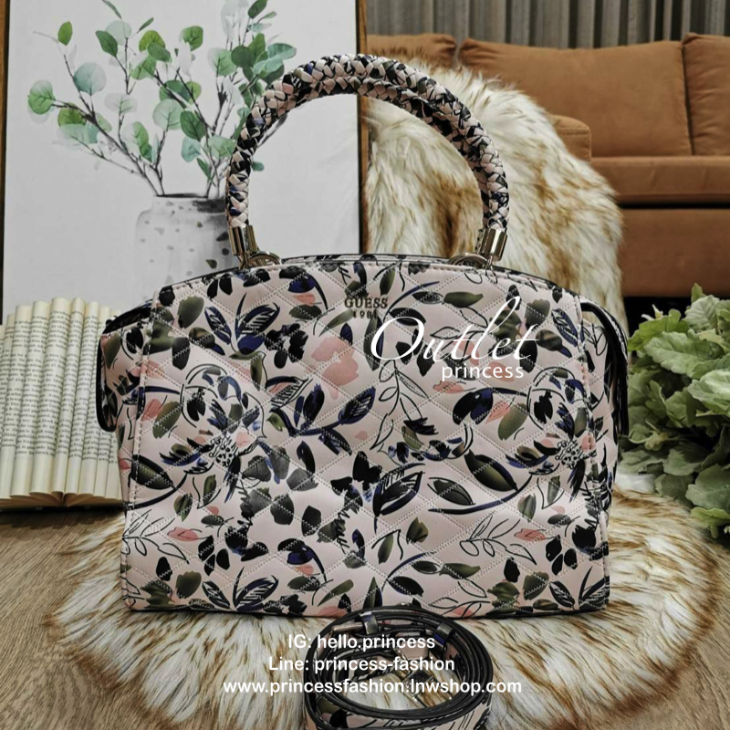 GUESS WOMAN CROSS BODY BAG กระเป๋าถือ/สะพายรุ่นใหม่ล่าสุดจาก GUESS FACTORY หนังสวยอยู่ทรงขนาดกำลังดี น้ำหนักเบา ด้านหน้าประดับโลโก้แบรนด์เปิดปิดด้วยซิปสะดวกใช้ ด้านข้างมีกระดุมปรับขยาย ภายในมีโลโก้ ช่องซิปและช่องใส่ของ ซับในพิมพ์แบรนด์ ใส่กระเป๋าสตางค์ มื