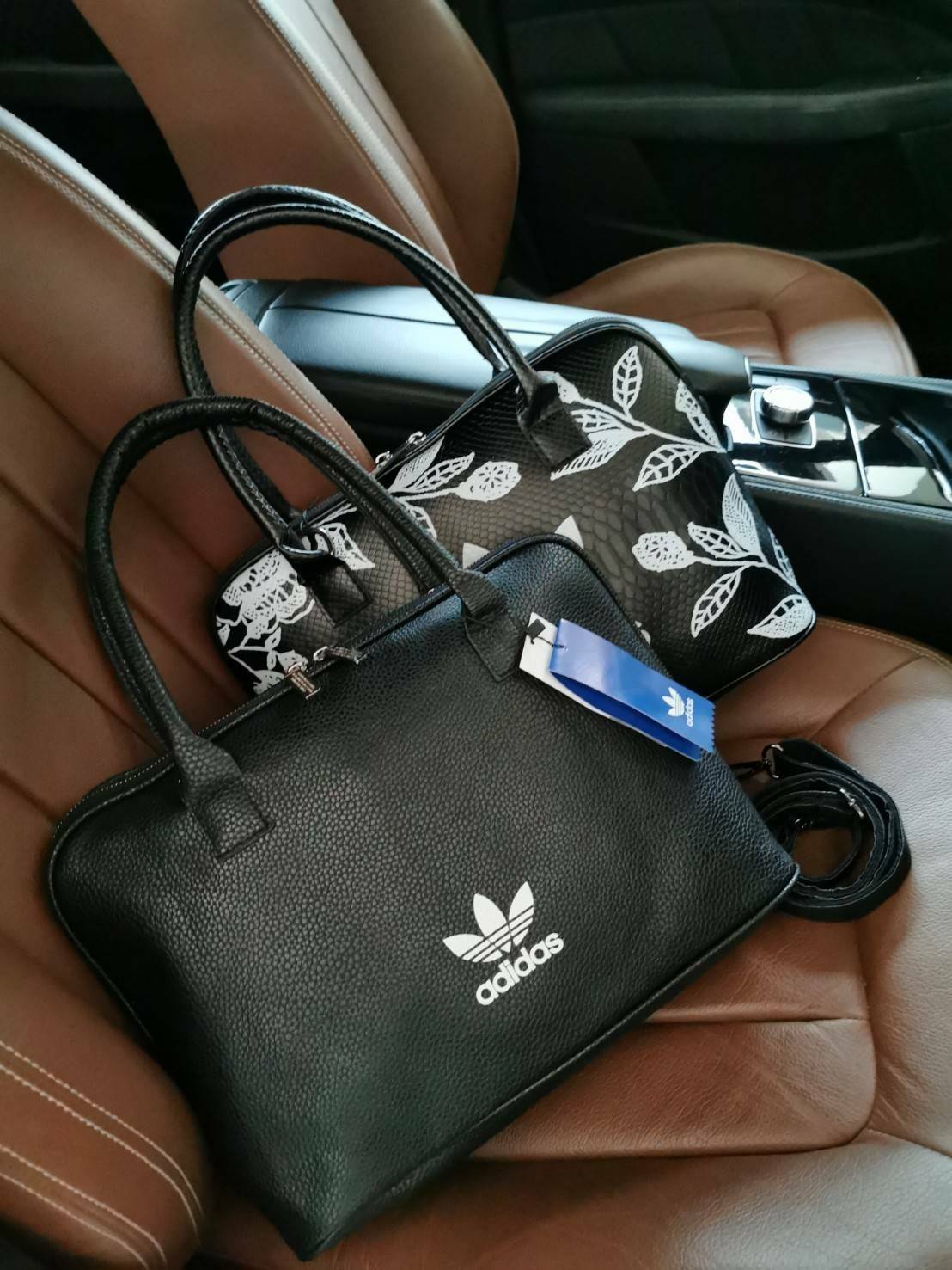 ADIDAS HANDLE BAG กระเป๋าถือเเละสะพายทรงโดม วัสดุนิ่มหนังสวยอยู่ทรงด้านหน้ามีโล้โก้แบรนด์ เปิดปิดด้วยซิปสะดวกใช้ หัวซิปแบรนด์ ขนาดใหญ่กำลังดี จุได้เยอะ น้ำหนักเบา ภายในมีโลโก้มีช่องซิปใส่ของ หูจับถนัดมือ พร้อมสายสะพายถอดได้เลื่อนปรับได้ Crossbody ได้ ไอเท