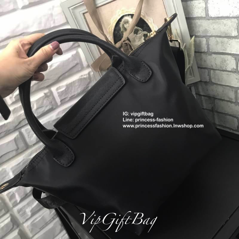 กระเป๋าผ้าไนล่อน Longchamp Style จากงานพรีเมี่ยมกิ้ฟ รุ่น Limited edition จากแบรนด์ PRADA ตัวนี้ไซส์ mini🐰 #กำลังน่ารักคะ ด้านในมีช่องใส่ของ แบ่งเป็นสัดส่วน ใส่กปต.ยาว IPADmini ได้สบายค้า เหมาะกับการถือเป็น everyday look สุดๆ ใบนี้ห้ามพลาดเลยคะ!