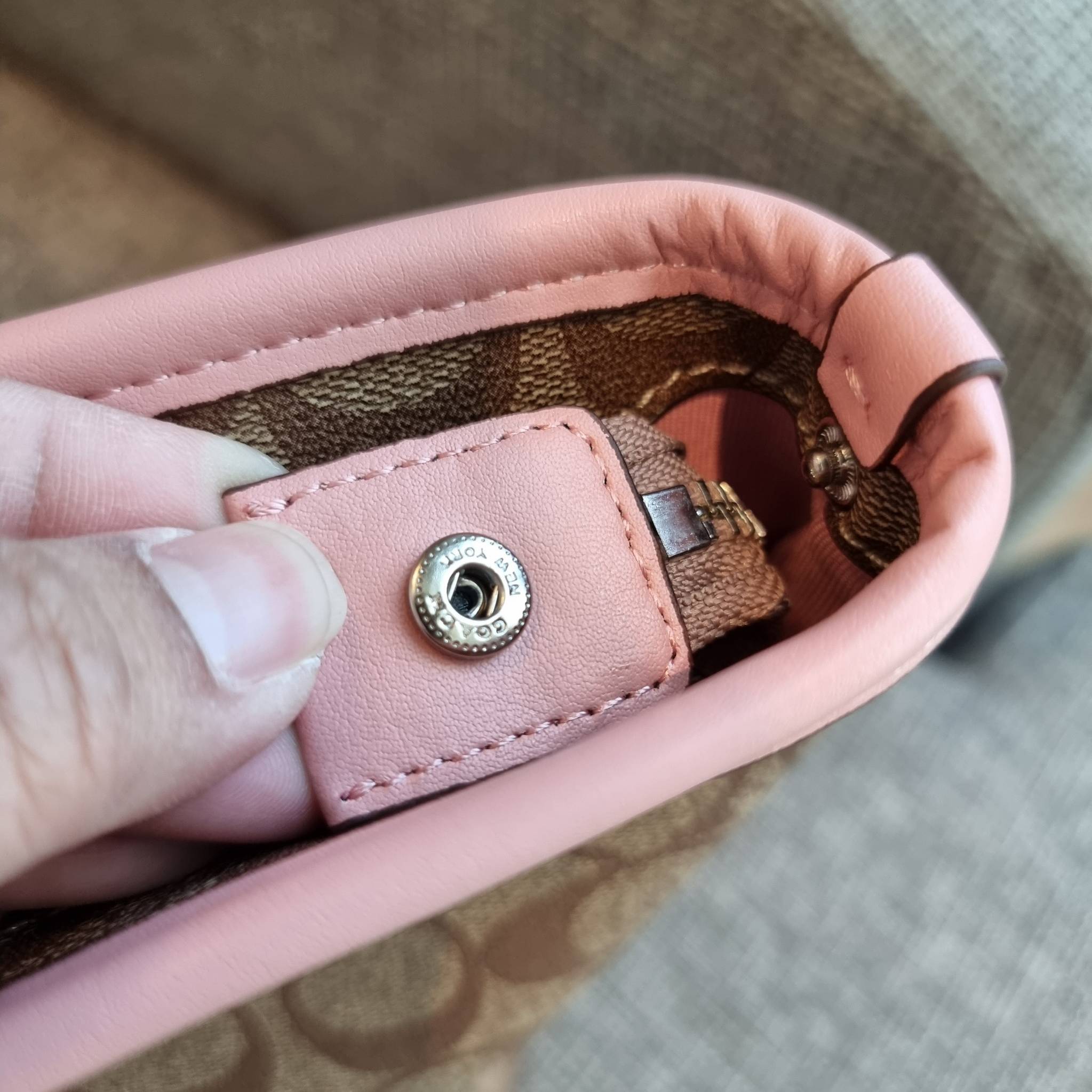 OUTLET 】COACH F58292 CITY ZIP TOTE IN SIGNATURE 16" รุ่นขายดี!! ไซส์ใหญ่ สีสวยมาให้แบบจัดเต็ม!! กระเป๋าถือทรงโท้ทใบใหญ่ สวยน่าใช้ทุกสี สะพายคล้องไหล่ได้เก๋ๆ จุของแน่นๆไปเลยจ้า!! วัสดุหนังแคนวาสคุณภาพ ปากกระเป๋าเปิด-ปิดด้วยซิป กันของหล่นได้ ถือไปไหนก็