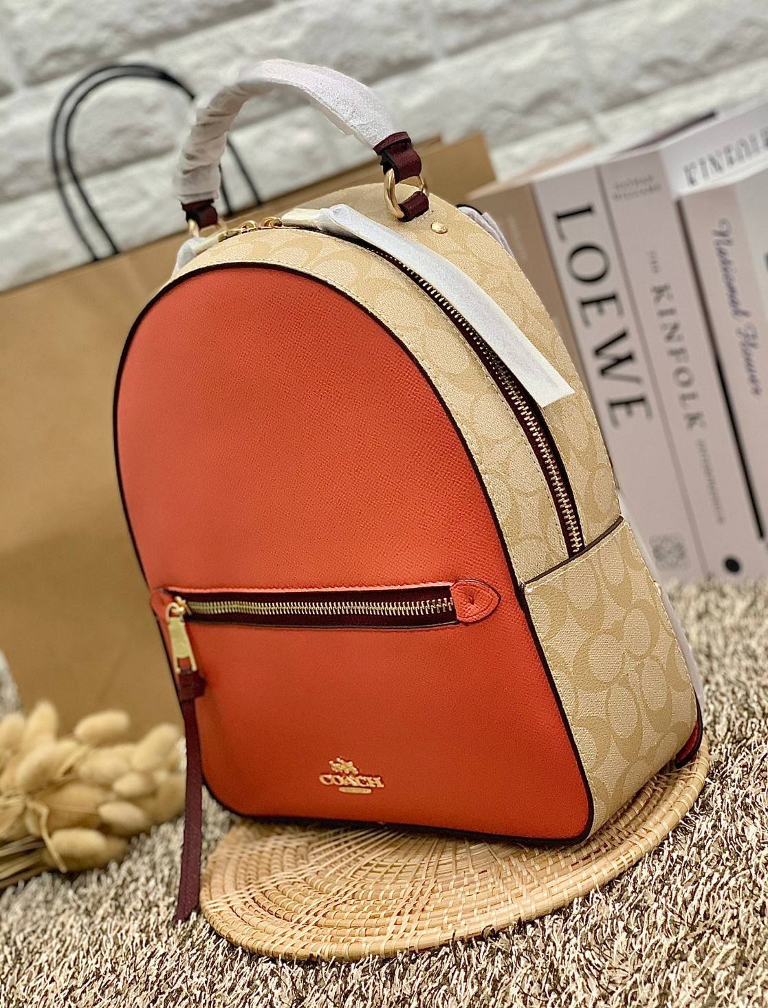 สวยจริงไรจริง วางไม่ลงเลยจ้าา😘 COACH JORDYN BACKPACK IN COLORBLOCK SIGNATURE ((C4082)) รุ่นที่สาวๆตามหา พร้อมสีหายากค่ะ!! กระเป๋าสะพายหลังแบบมีหูหิ้ว หนังแท้ชั้นดี ทรงสวย หรูค่ะ แถมสีตัดกันได้ลงตัวสวยงามมากๆ ด้านหน้ามีช่องซิปใส่ของจุกจิก; เปิดปิดช