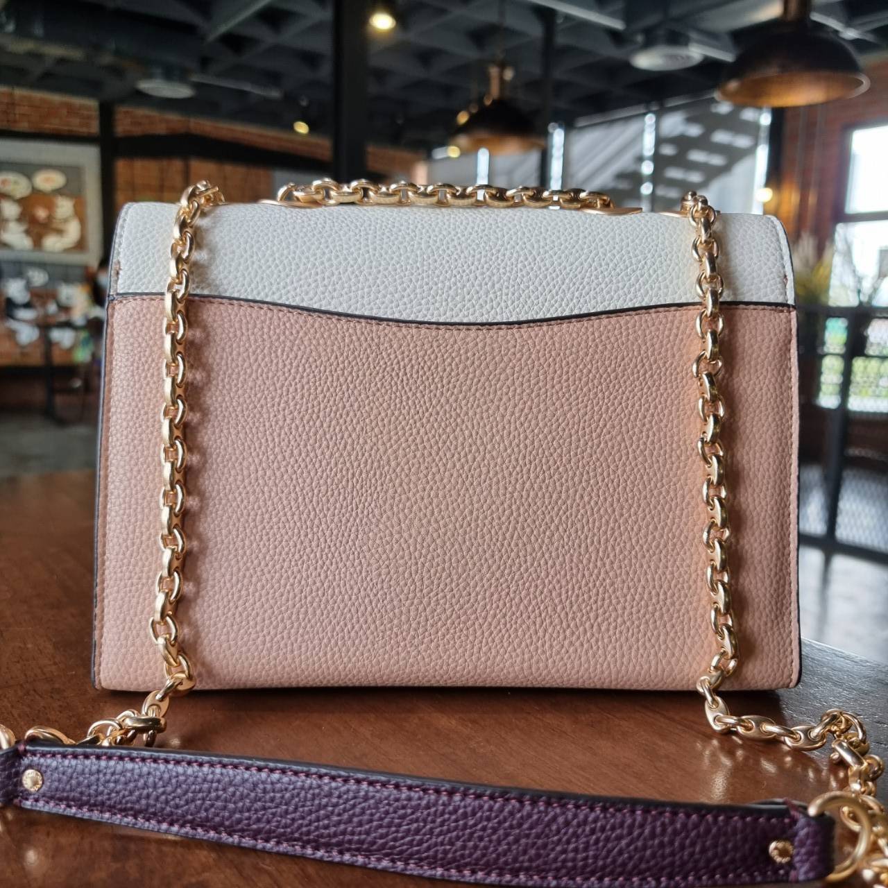 ของแท้ 💯% 】COACH C2174 LANE SHOULDER BAG IN COLORBLOCK SIGNATURE CANVAS หรูสุดต้องใบนี้นะน้องนะ ไอเท็มใหม่ล่าสุด กระเป๋าสะพายสายคุณหนู ดูหรูและคลาสสิค สายสะพายโซ่อะไหล่ทองขับผิว วัสดุหนัง pepble ตัดกับหนังแคนวาสเป็นดีไซน์คัลเลอร์บล็อค