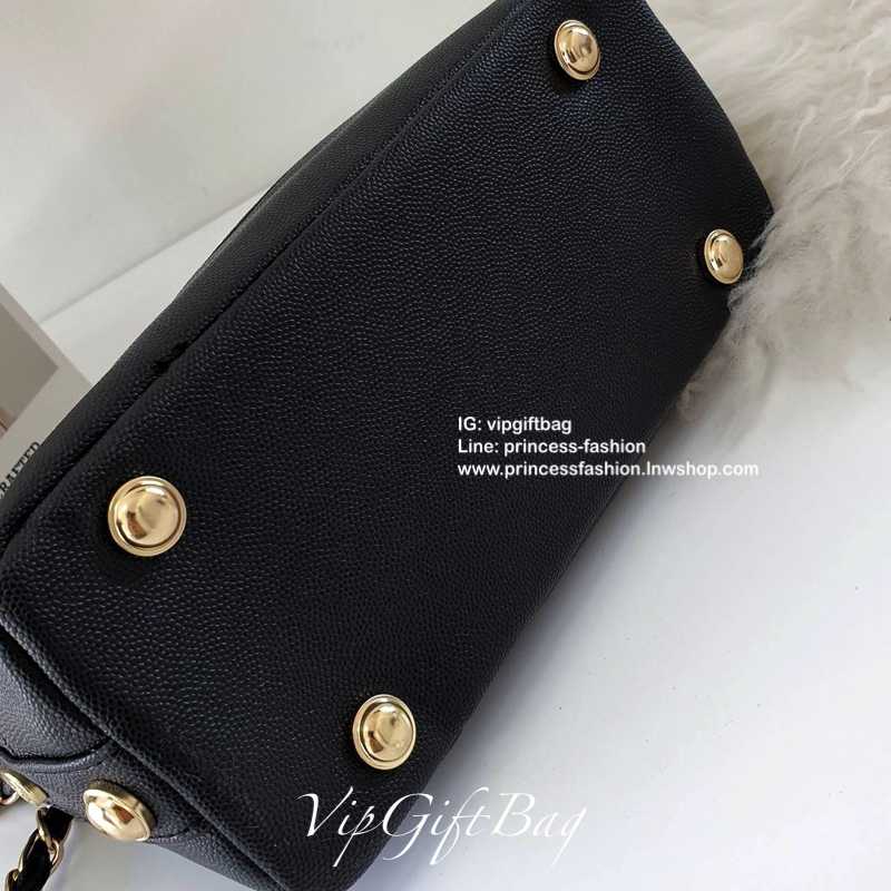 CHANEL VIP GIFT SHOULDER BAG รุ่น Limitedจากงาน VIP GIFT(GWP) ของแท้100% วัสดุหนังคาเวียร์เต็มใบ เปิดปิดด้วยซิปอะไหล่ทอง ด้านในใส่ของได้เยอะ มาพร้อมสายสะพาย2สายแบบ ทั้งสายโซ่สลับหนังและสายกนังคาเวียร์ ถนอมไหล่ ถอดออกได้ สวยหรูในราคาที่เอื้อมถึง ห้ามพลาดนะ