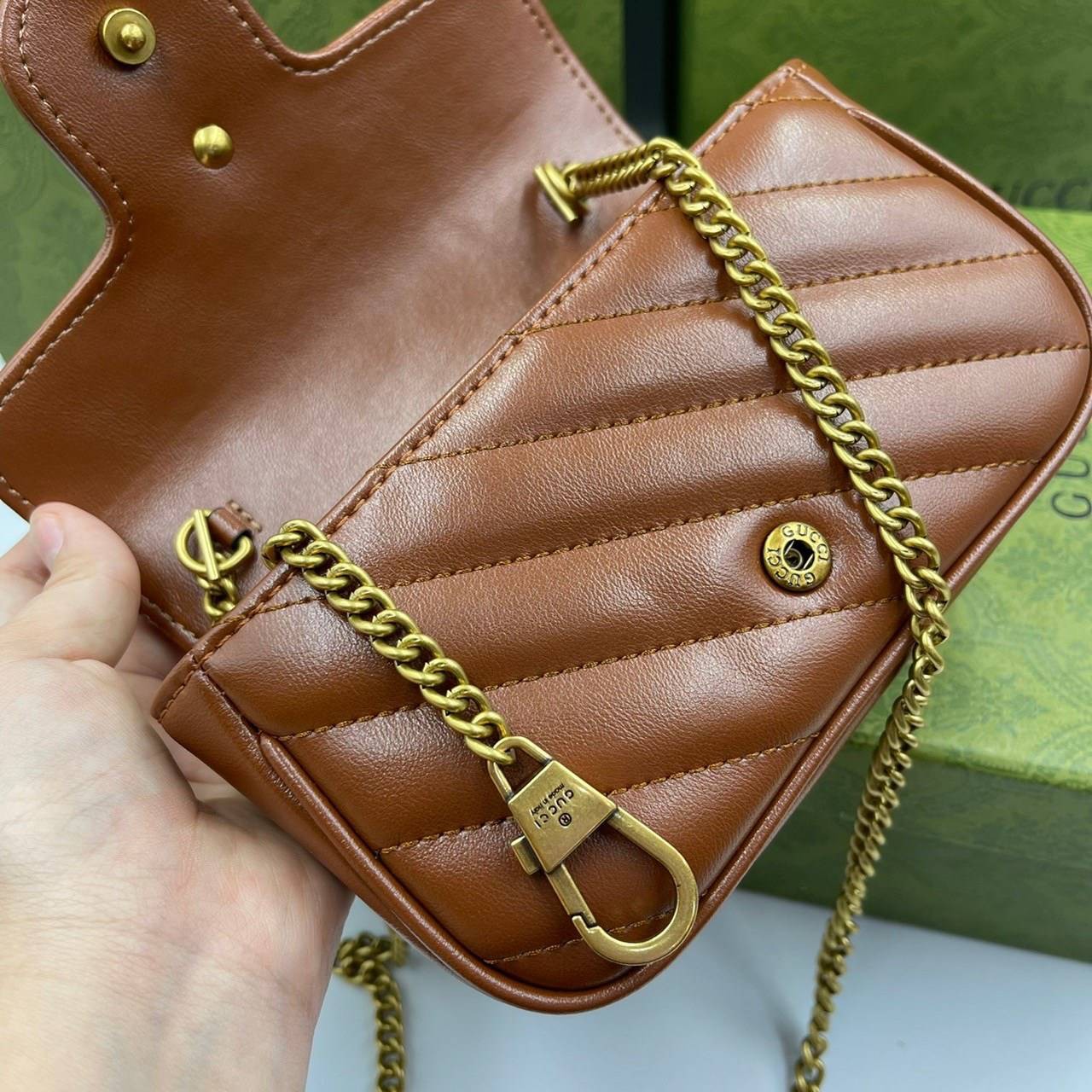 หนังแท้ GUCCI GG Marmont matelasse super mini bag / GG Marmont super mini quilted leather shoulder bag กระเป๋าสะพายข้างใบเล็ก น้องมินิ น่ารั๊กมุ้งมิ้ง วัสดุหนังแท้เชฟรอน สายสะพายแบบโซ่ อะไหล่ทองหรูหรา ด้านหน้าประดับโลโก้แบรนด์หรู ทนทาน แข็งแรง น้ำหนักเบา 