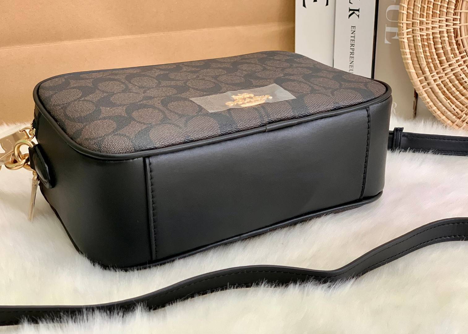 ใครรออยู่จัดเลยค่ะ มากี่รอบไม่พอจริงๆค่ะ😁 COACH JES CROSSBODY IN SIGNATURE BAG กระเป๋าสะพายข้าง//ครอสบอดี้ร์ วัสดุหนังแท้ หนังนิ่มทรงสวย 🔺อะไหล่ป้ายห้อยโลหะแบรนด์นะคะ กระเป๋าแบ่ง2ซิป แต่ละช่องกว้าง สามารถใส่กระเป๋าเงินใบยาวได้; ของจำเป็นได