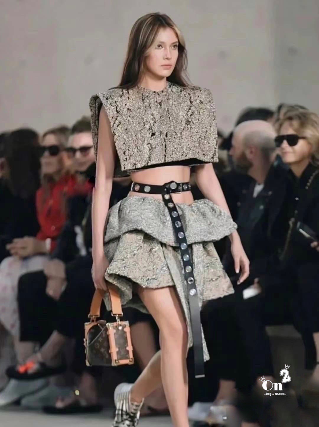 LV Side trunk pm / LV Soft Box Side Trunk Ladies Shoulder Messenger Bag กระเป๋าสะพายทรงกล่อง ที่สาวๆเรียกร้อง วัสดุหนังแคนวาส ดีไซน์ทุกอย่างได้ลงตัว หรูหรา อัพลุคได้ทุกสไตล์ ราคาสุดคุ้ม รุ่นนี้เป็น unisex ด้วยน้า ใช้ได้ทั้งหนุ่มๆและสาวๆไปเลย