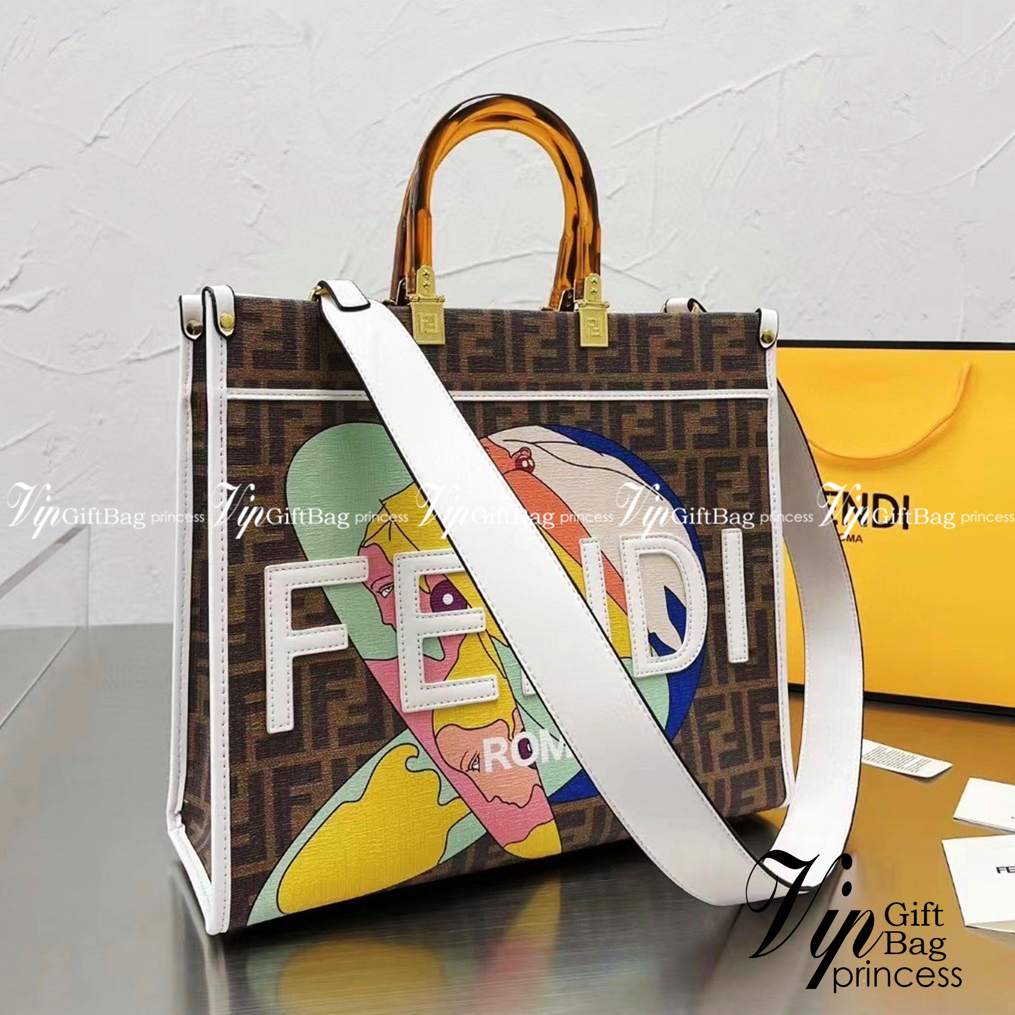 FENDI Sunshine Medium Shopper Tote / FENDI Shopping Shoulder Bag กระเป๋าสะพายทรง shopping ใบใหญ่จุใจ!! ลายกราฟฟิกมาใหม่ดีไซน์คลาสสิควินเทจ สวยหรู ภายในโล่งกว้างมากๆ ใส่ของจุสุดๆ