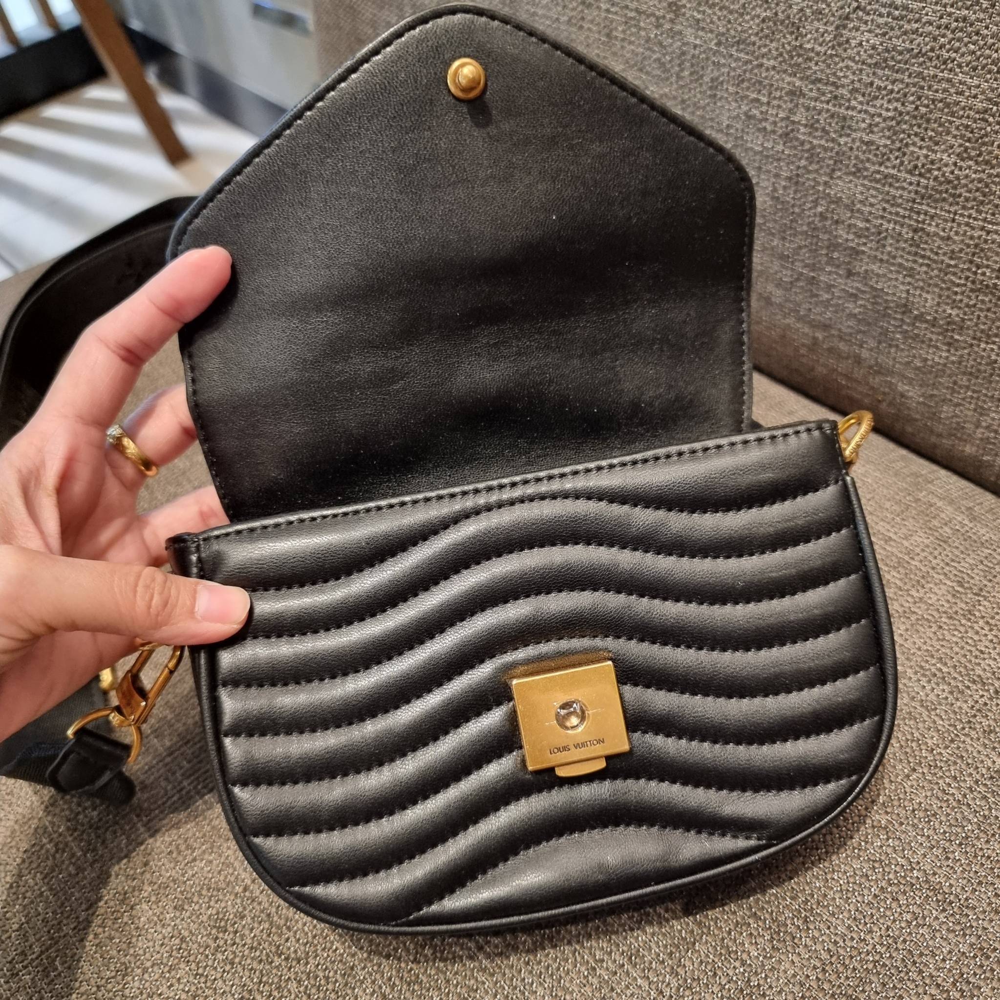 LV new wave pochette multi bag กระเป๋าสะพายมัลติฟังก์ชั่น สุดหรู มาพร้อม box set รับรองว่าดีงาม ลูกเล่นคลาสสิคผสานความวินเทจ มีสายสะพายให้ 2 เส้น และกระเป๋าใบลูก เล็กน่ารัก วัสดุหนังแท้ ภายในเป็นช่องโล่ง แบ่งสัดส่วนมีช่องย่อย ใบนี้ปรับใช้ได้หลายสไตล์ ลุคไ