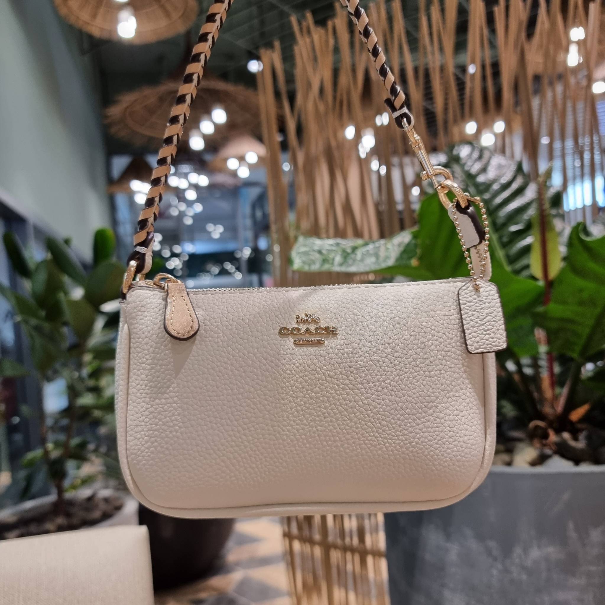 COACH C4233 NOLITA 19 WITH WHIPSTITCH คอลเลคชั่น rare item น่ารักน่าใช้ ในสไตล์คลาสสิค กระเป๋าทรงพอชขนาดมินิ ที่สามารถสะพายไหล่ และกึ่งคล้องมือใช้ได้ 2 สไตล์ ปรับสายให้มาเกี่ยวฝั่งเดียวเพื่อใช้เป็นคล้องมือ หรือปรับเกี่ยวอีกฝั่งใช้คล้องแขน คล้องไหล่ก็เก๋มา