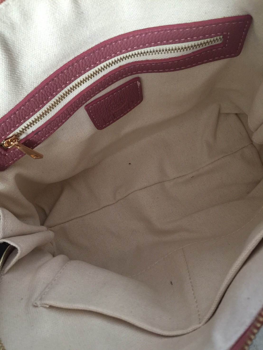 รุ่นใหม่ล่าสุด ' KEEP Infinite handbag ทรง alma สุด Hot #จุดเด่นที่ >หนังแท้นิ่มมาก ลายหนังสวย >เนื้อ matte น้ำหนักเบา ถือสะพายเข้าง่ายกับทุกชุด >ขนาดกระเป๋ากำลังดีคะ ใส่ กปต ยาว มือถือได้ > มีช่องย่อยแบ่งเก็บของด้านใน เป็นสัดส่วน >หาง