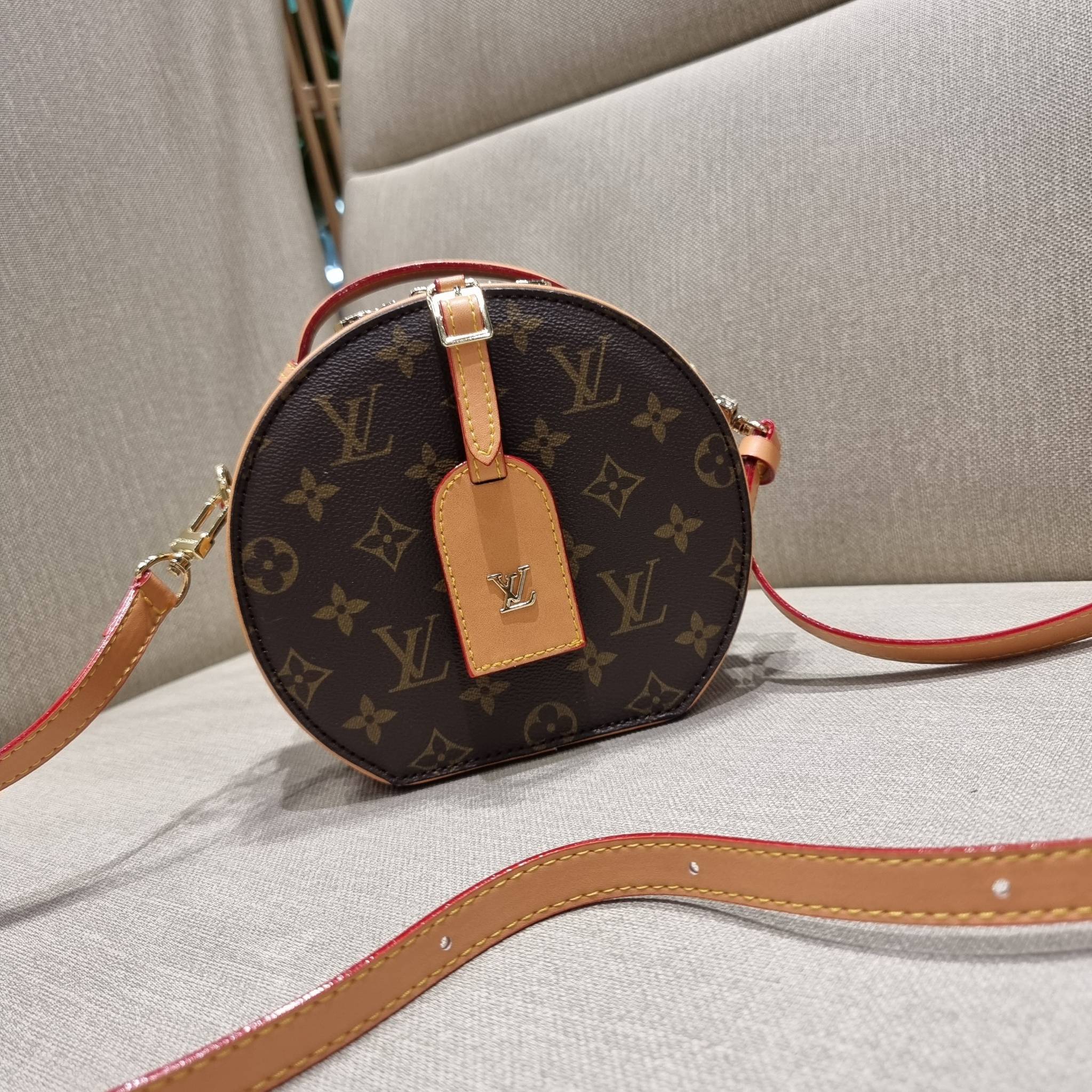 LV CROSSBODY ROUND BAG / LV BOITE CHAPEAU สุดยอดของรุ่นที่ฮิตตลอด กระเป๋าสะพาย สวยอยู่ทรง ผู้ดีมากๆ วัสดุหนังแคนวาสคุณภาพ โดดเด่นด้วยรูปทรงเอกลักษณ์ มาพร้อมแท็กหนังห้อย เพิ่มความแพงไปอีก เปิด-ปิดด้วยซิป ภายในเป็นช่องโล่ง สวยไปอีกหนึ่ง มีสายสะพายครอสให้ ปร