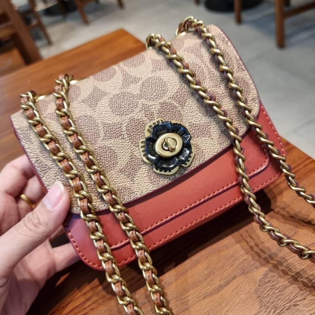 COACH C2462 MADISON SHOULDER BAG 16 IN SIGNATURE CANVAS WITH RIVETS กระเป๋าสะพายข้าง ไซส์กะทัดรัด พกพาง่าย น้ำหนักเบา ดีไซน์สวย โดดเด่นด้วยตัวล็อครูปดอกไม้ สีสันตกแต่งตัดกันกับลายซีอย่างลงตัว วัสดุหนังแคนวาสเคลือบลาย ภายในแบ่งสัดส่วนให้อย่างดี มาพร้อมสายส