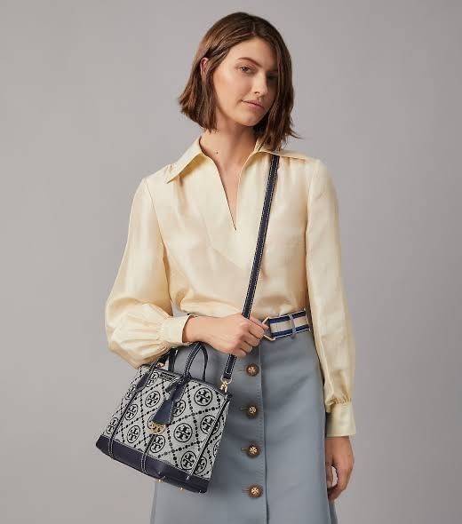 TORY BURCH PERRY MONOGRAM JACQUARD SMALL TRIPLE COMPARTMENT TOTE กระเป๋าโท้ท ไซส์เล็ก ลายโมโนแกรมสุดฮิต ปังไม่หยุดจริงๆ ขนาดกำลังสวย มาพร้อมหูจับในตัว และสายสะพายที่ปรับใช้ได้ไม่มีเบื่อ วัสดุผ้า jacquard ทักทอลาย ตัดขอบด้วยหนังแท้ ปากกระเป๋ามีกระดุมแม่เหล