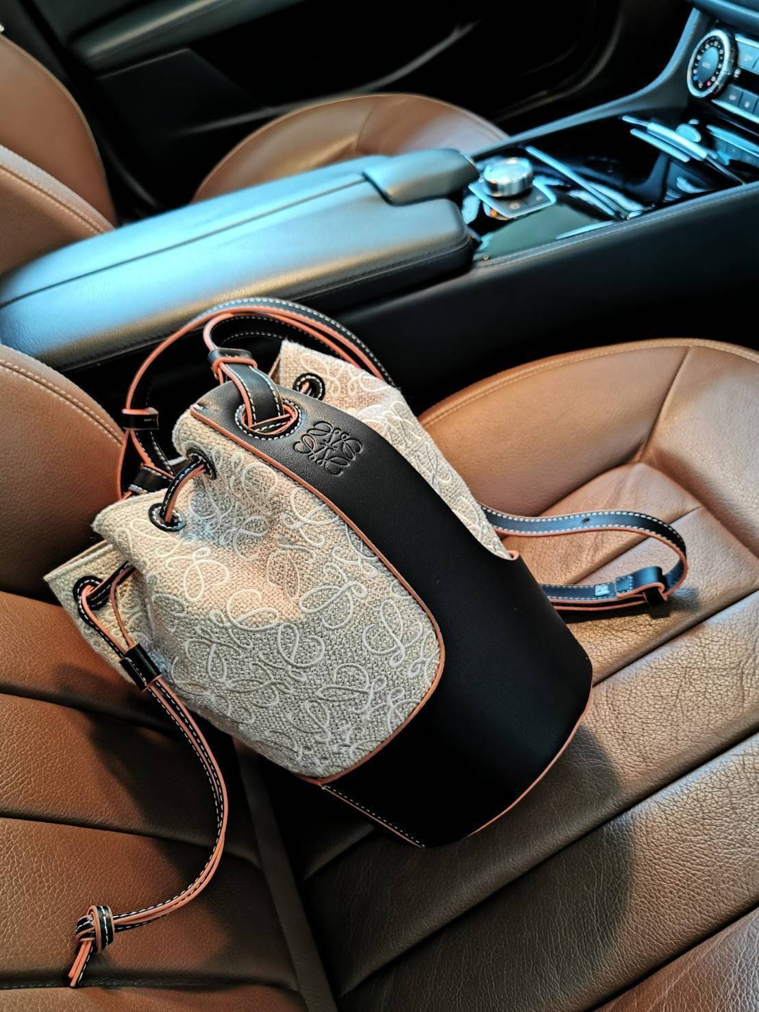 พรีเมี่ยมกิ๊ฟแท้ 100% 】LOEWE CROSSBODY ANAGRAM BUCKET BAG GIFT WITH PURCHASE (GWP) กระเป๋าถือหรือสะพายพรีเมี่ยมกิ๊ฟ Limited จาก LOEWE PERFUME DUTYFREE COUNTER รุ่นใหม่ล่าสุด Rare items หายากสุดเลอค่าวัสดุ Anagram Canvas ตัดหนังแท้ Calfskin สุดคลาสสิค