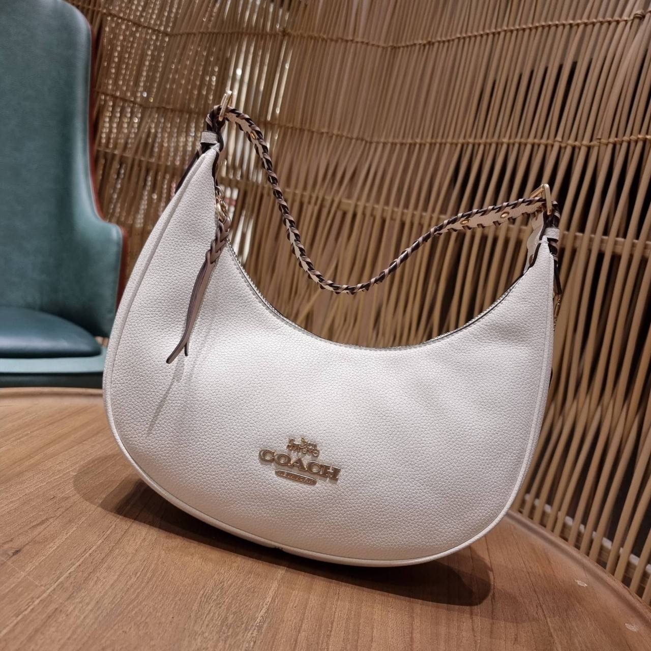 COACH C4108 BAILEY HOBO WITH WHIPSTITCH BEST SELLER ต้องมา!! กระเป๋าทรงโฮโบ ดีไซน์หรูหรา แมชท์ง่ายกับทุกไลฟ์สไตล์ วัสดุหนัง pepble หนังนิ่มสวย เปิด-ปิดด้วยซิปรูดใช้งานง่าย ภายในโล่งกว้าง สายคล้องสะพายไหล่ มีดีเทลน่ารักน่าใช้ ใช้งานสะดวกและง่ายต่อการใช้ชีว