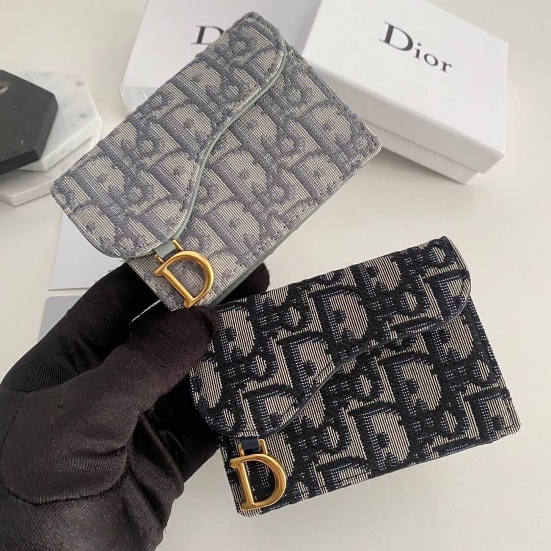 DIOR Wallet / DIOR SADDLE FLAP CARD HOLDER กระเป๋าใส่เหรียญใส่การ์ดงานหนังแท้และผ้าแจ็คการ์ด อะไหล่ทอง มาพร้อม กล่อง ถุงผ้า ถุงกระดาษ พร้อมส่งที่ไทย ภาพสินค้าถ่ายจากงานขายจริง ใช้งานต่างประเทศได้