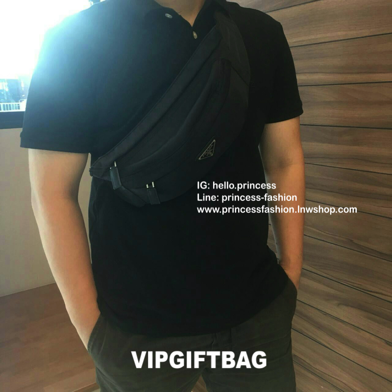 Must Have Now อีกหนึ่งรุ่น Prada เหมาะกับท่านชาย เป็นอย่างยิ่ง กับกระเป๋าคาดอก / คาดเอว ทรงสวย จากงานพรีเมี่ยมกิ้ฟจากแบรนด์ PRADA ทรงฮิต วัสดุผ้า NYLON คุณภาพดี กันน้ำ100% ใส่ของได้หลากหลาย ตัวกระเป๋าอะไหล่สีเงิน ตัวล้อคปั้มจมแบรนด์สุดหรู ด้านมาพร้อมซิปด้