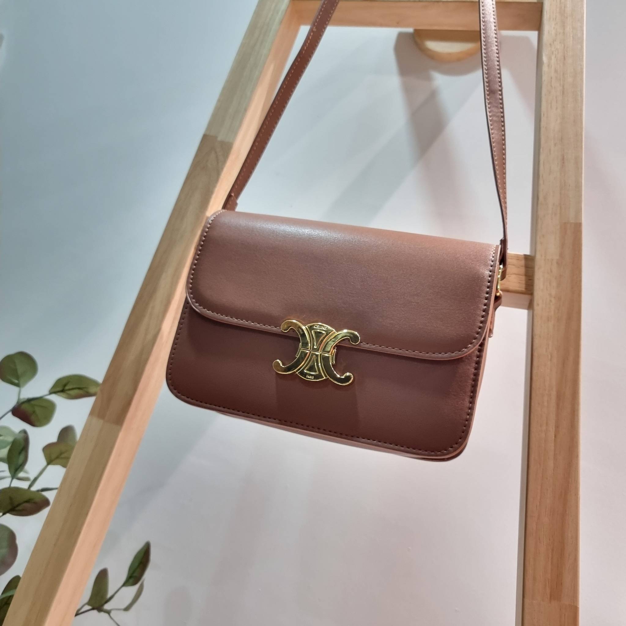 CELINE CLASSIQUE TRIOMPHE BAG IN SHINY CALFSKIN ไอเท็มสุดคลาสสิค ที่ขาดไม่ได้ กระเป๋าสะพายทรงสวยคลาสสิค แฝงความผู้ดี ที่ใช้ได้ทั้งชายหญิง