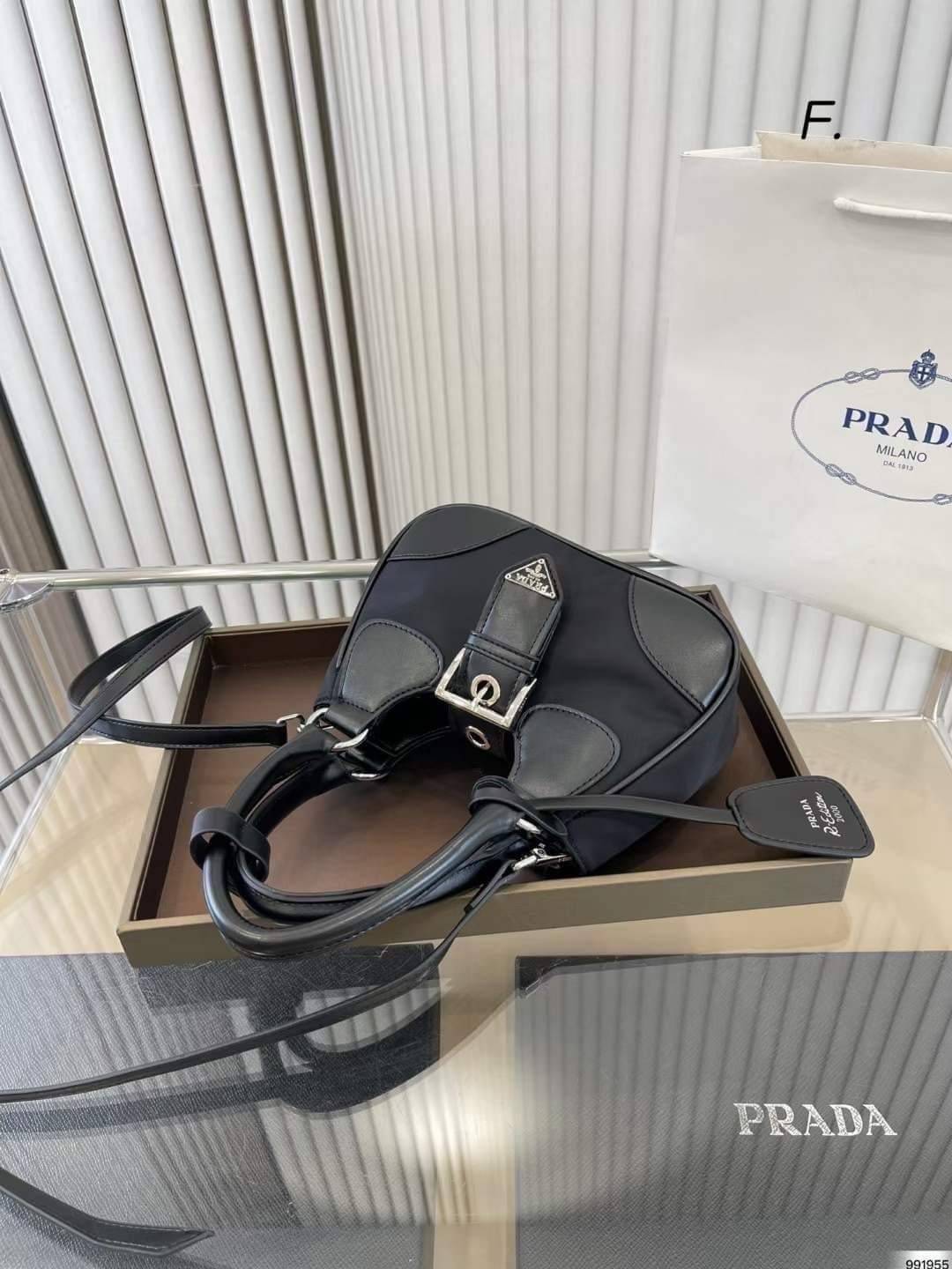 PRADA Moon Re-Nylon and leather bag ใหม่ล่าสุด กับคอลที่ใครๆเห็นก็ต้องรัก ขนาดกำลังน่ารัก ดีไซน์สวยดุ และยังดูแพงได้อีก