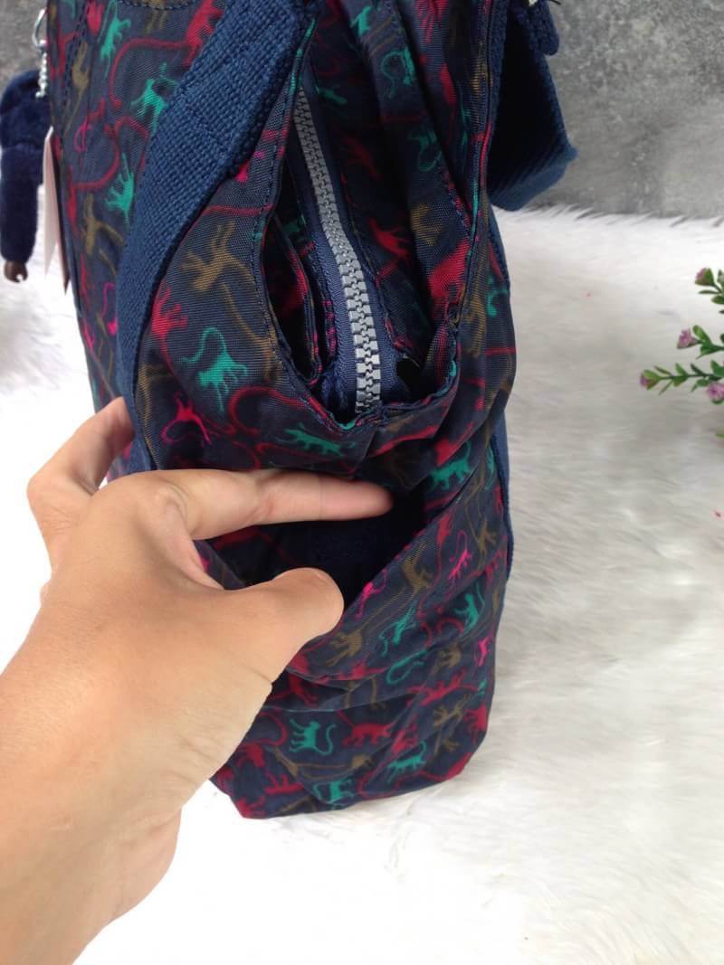 Kipling รุ่น Cicele กระเป๋าสะพายไหล่ใบใหญ่ สวยน่ารัก ตัวกระเป๋าด้านในเป็นช่องโล่งแบบปิดเปิดด้วยซิป มีช่องซิปด้านใน ด้านข้างกระเป๋า มี 2 ช่อง ปิดเปิด ด้วยเทป พร้อมที่ใส่โทรศัพท์ ปากกา และ MP 3 ในส่วนด้านใน และ ด้านข้างกระเป๋า ซ้าย-ขวา เป็นช่องขนาดเล็กสำหรั