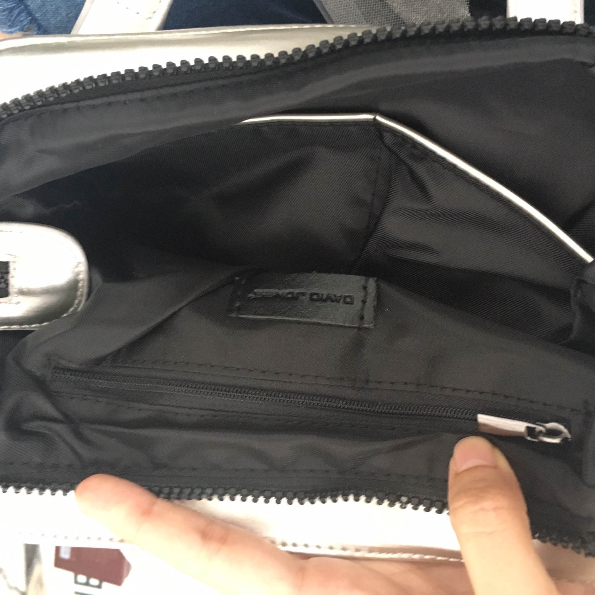 สีใหม่ Metallic Silver 💕ทรงสุดฮิตจากแบรนด์ David Jones ใบนี้ มาพร้อมกับน้องกระต่ายสีเข้า set กับกระเป๋าคะ กระเป๋า ทรง Tote ตัวกระเป๋าเย็บติด ด้วยแผ่นอคิลิค สีดำสุดหรู ดีไซน์เกร๋ จุดเด่นที่ น้ำหนักเบา สามารถ ถือ หรือ สะพายไหล่ได้คะ ใบใหญุจุของคุ้ม 