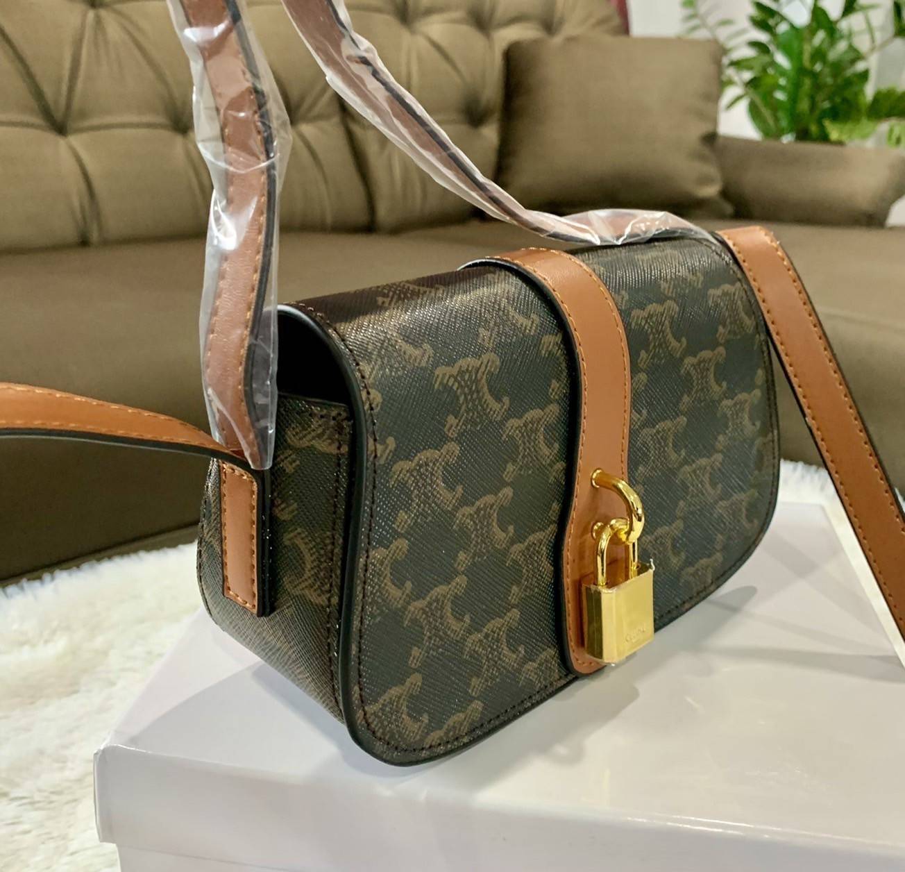 VIP 】CELINE TABOU CLUTCH BAG CELINE MINI CROSSBODY BAG (GWP) วัสดุ Triomphe Canvas หนังสวยอยู่ทรงกันน้ำได้ ขนาดกำลังน่ารัก การออกแบบที่เน้นความเรียบแต่หรู มาพร้อมสายสะพายสั้นและสายสะพายยาว สำหรับสะพายไหล่ สายปรับระดับสั้น-ยาวได้ (ถอดไม่ได้) โดดเด่นที่ด้าน