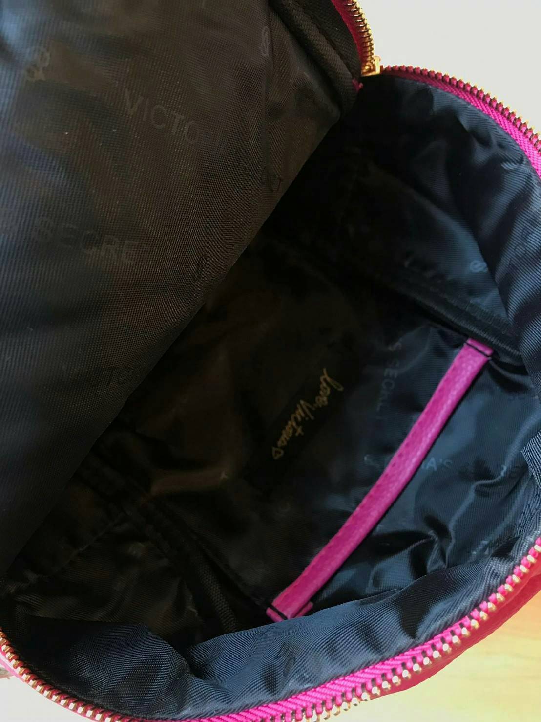 Victoria’s Secret Pebbled V-Quilt Small City Backpack กระเป๋าเป้สไตล์คลาสสิค วัสดุลายหนังแกะเทียม หนังนิ่ม เปิดปิดด้วยซิปคู่ ภายในบุผ้าสกรีนโลโก้ ใส่มินิไอแพค กระเป๋าสตางค์ยาวได้ สายสะพายโซ่ต่อหนังปรับระดับได้ ด้านหน้ามีช่องซิปร้อยหนังเส้นยาวดูมีดีเทล สะพ