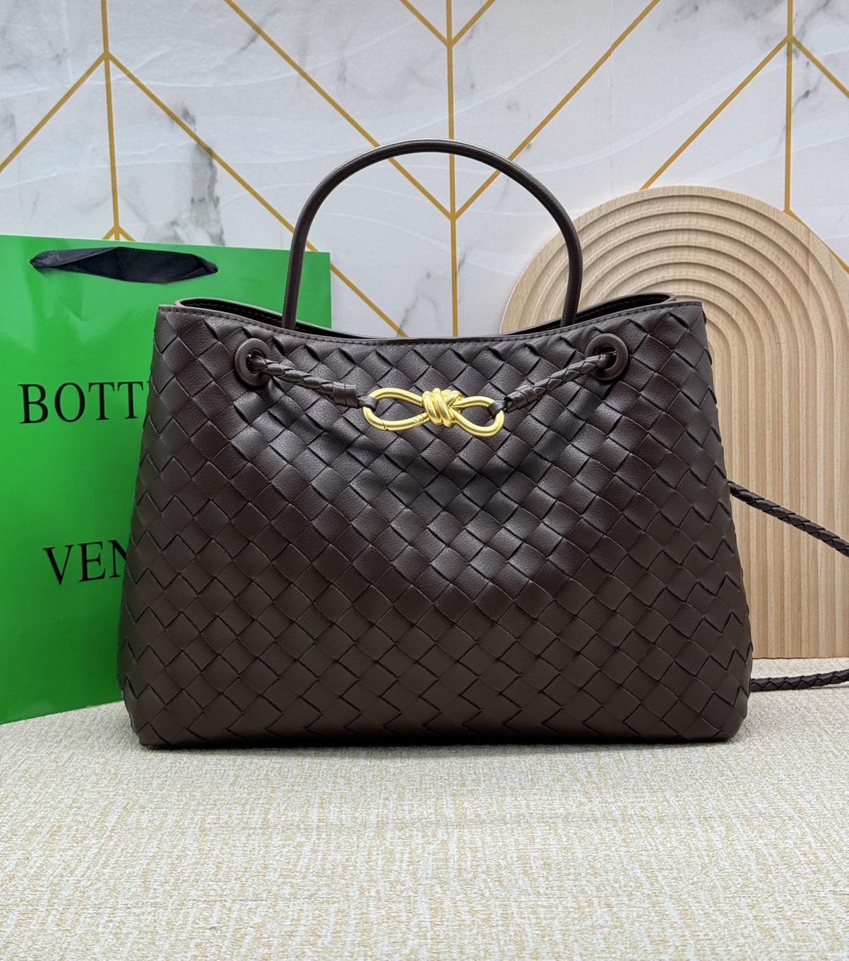 BOTTEGA Medium Andiamo embellished intrecciato leather tote 32cm กระเป๋าสะพายดีไซส์สานเป็นเอกลักษณ์ หนัง nappa นิ่มสวยงาม