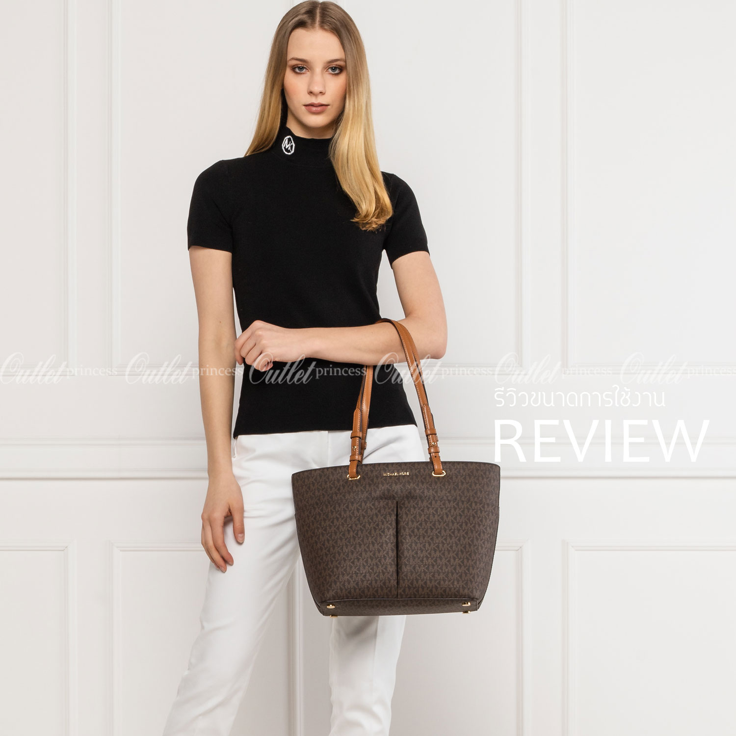 MICHAEL KORS TOTE BAG กระเป๋าสะพายไหล่ทรง Tote ใบใหญ่กำลังดีหนัง Saffiano สวยหรูอยู่ทรง ด้านหน้าประดับโลโก้สีทองสวย และมีช่องใส่2 ช่อง พร้อมอะไหล่ห้อยแบรนด์ ภายในมี 2 ช่องหลัก 1 ช่องซิปกลาง และช่องเล็ก ใส่ของจุกจิก กว้างและจุ ใส่ ipad เอกสาร A4 กระเป๋าสตา