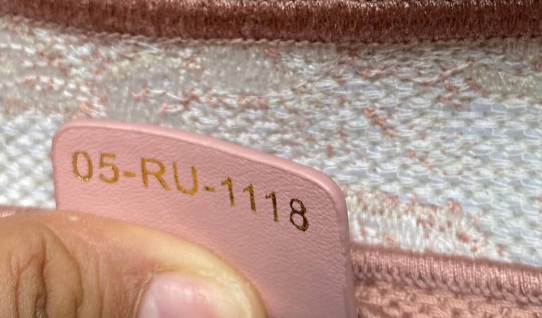 หนังแท้ DIOR SADDLE BAG Toile de Jouy Embroidery กระเป๋ารุ่นยอดนิยมตามแบบฉบับแบรนด์ พร้อมส่งที่ไทย เกรดออริจินอลหนังแท้ ภาพสินค้าถ่ายจากงานขายจริง ใช้งานต่างประเทศได้ค่ะ