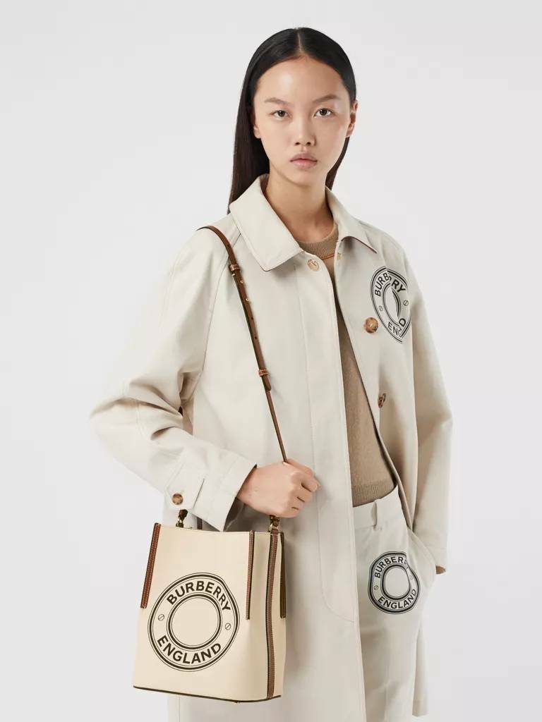 BURBERRY FRAGRANCES CROSSBODY BUCKET BAG วัสดุ Canvas & Leather สวยหรูอยู่ทรงมาพร้อมกระเป๋าคลัชใบเล็กสีน้ำตาลเข้าชุด