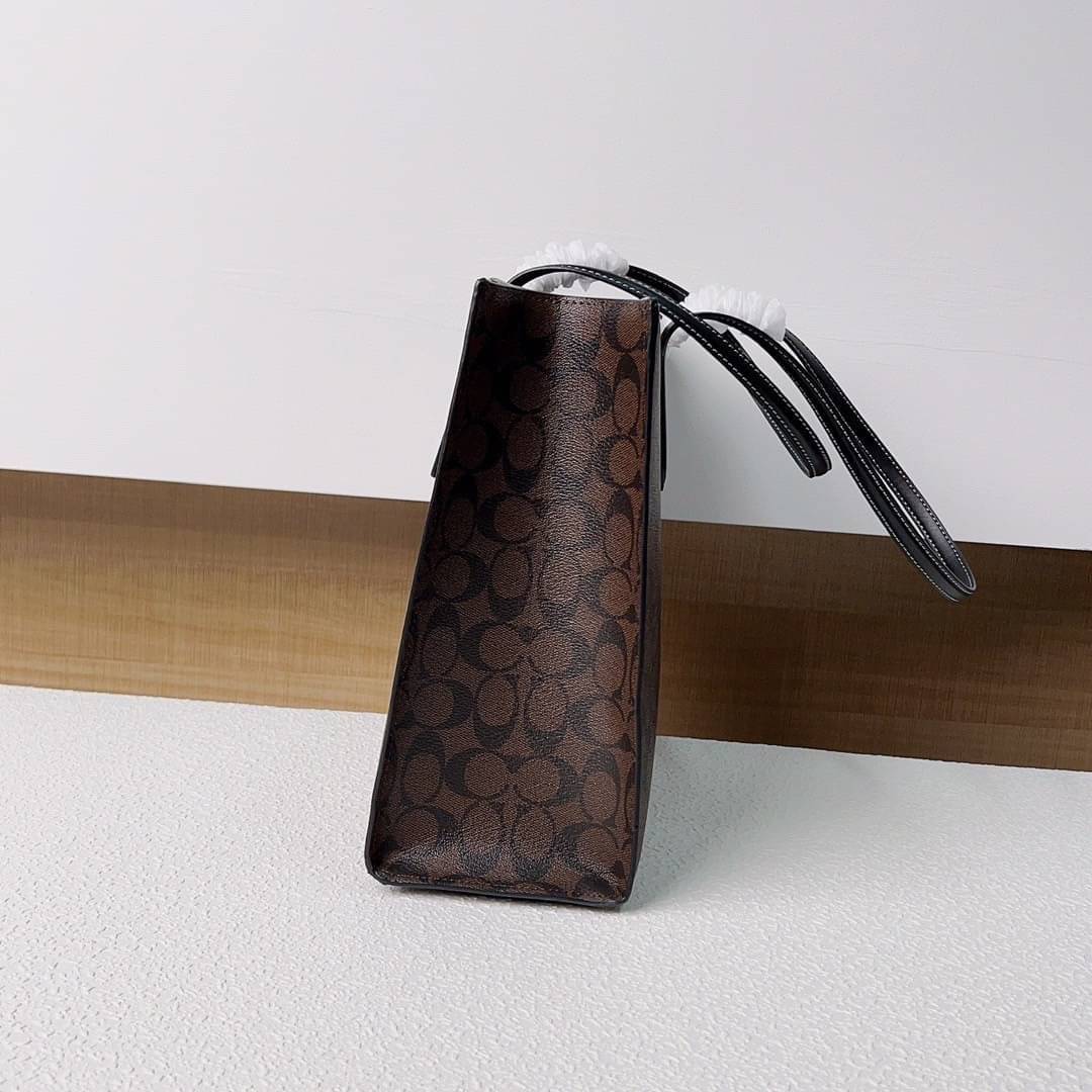 COACH NINA TOTE IN SIGNATURE CANVAS CL399 พร้อมส่ง 2 สี กระเป๋าโท้ทสะพายไหล่ ใบใหญ่ คอลเลคชั่นใหม่ ตอบโจทย์คนที่ชอบใส่ของเยอะๆได้อย่างดี ดีไซน์รูปทรงคลาสสิค เรียบหรู