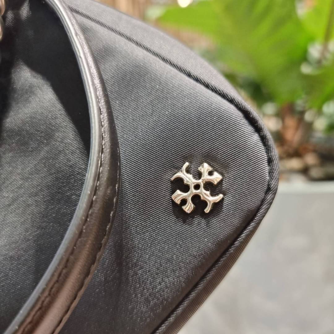 TORY BURCH MERCER NYLON SMALL SHOULDER BAG ใหม่ก่อนใคร!! กับคอลหวานๆ สดใสๆ กระเป๋าสะพายทรงโฮโบ ขนาดกะทัดรัด ฟังก์ชั่นการใช้งานจัดแบบเต็มที่ ด้วยสายสะพายถึง 3 เส้น สายโซ่คล้องแขน สายหนังแบบสั้นคล้องไหล่ และสายสปอร์ตเส้นใหญ่ ดูดี!! คุ่มแค่ไหนคิดดู!! วัสดุผ้