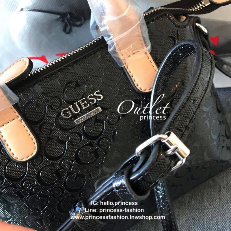 GUESS BALDWINPARK MINI BAG กระเป๋าถือหรือสะพาย วัสดุ Saffiano PU คุณภาพดี นิ่ม น้ำหนักเบา ด้านหน้าประดับด้วยโลโก้แบรนด์สวยหรู ตัวกระเป๋าลาย G ทั้งใบ เปิดปิดกระเป๋าด้วยซิปสะดวกใช้ ด้านในโล่งกว้างมีช่องสำหรับใส่ของหลายช่อง ใส่กระเป๋าสตางค์ใบกลางได้ ใส่Iphon