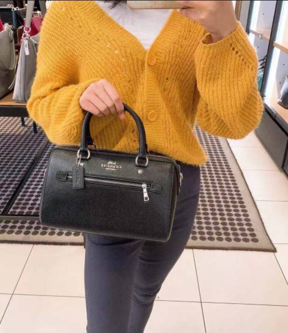 COACH ROWAN SATCHEL BAG ((79946)) กลับมาอีกครั้ง พร้อมสีหายากค่ะ! กระเป๋าหิ้วทรงหมอนสุดฮิตของสาวๆ//สะพายข้างได้ หนังแท้ ลายหนังสวย ทรงสวย ด้านหน้ามีช่องซิปให้หนึ่งช่อง เปิดปิดช่องหลักแบบซิป ภายในกว้างใส่ของจำเป็นของสาวๆได้ครบ มีช่องเล็กและช่องซิปใส่ของจุก