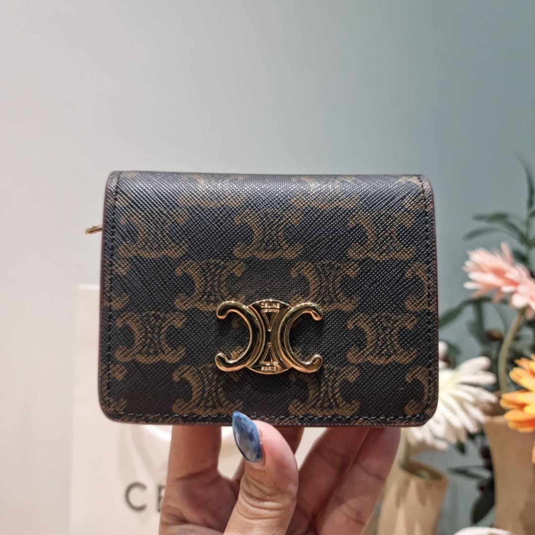 Celine triomphe compact wallet กระเป๋าสตางค์ดีไซน์สุดคลาสสิค วินเทจ เรียบง่ายแต่หรูหรา เป็นซิกเนเจอร์ด้วยดีไซน์อะไหล่สีทองย้อนยุค