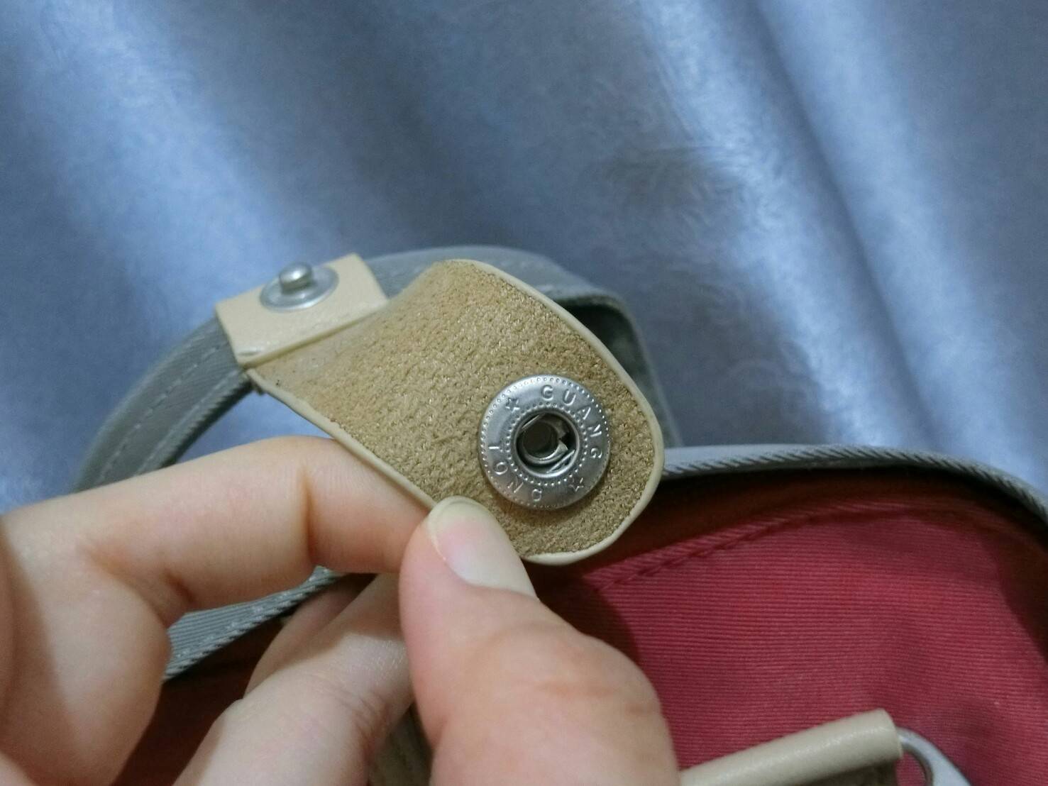 MACAROON CLASSIC BACKPACK กระเป๋าเป้สุดฮิต โดดเด่นด้วยสีสันสดใสโทนพาสเทล วัสดุ Nylon เกาหลีคุณสมบัติพิเศษ กันน้ำได้ในระดับนึง ด้านหน้า มีช่องเก็บของ เปิดปิดด้วยซิปบน ด้านข้างมีช่องเก็บของ ด้านใน มีช่องจัดระเบียบกระเป๋า แบ่งใส่ของได้เป็นสัดส่วน ใส่หนังสือ 