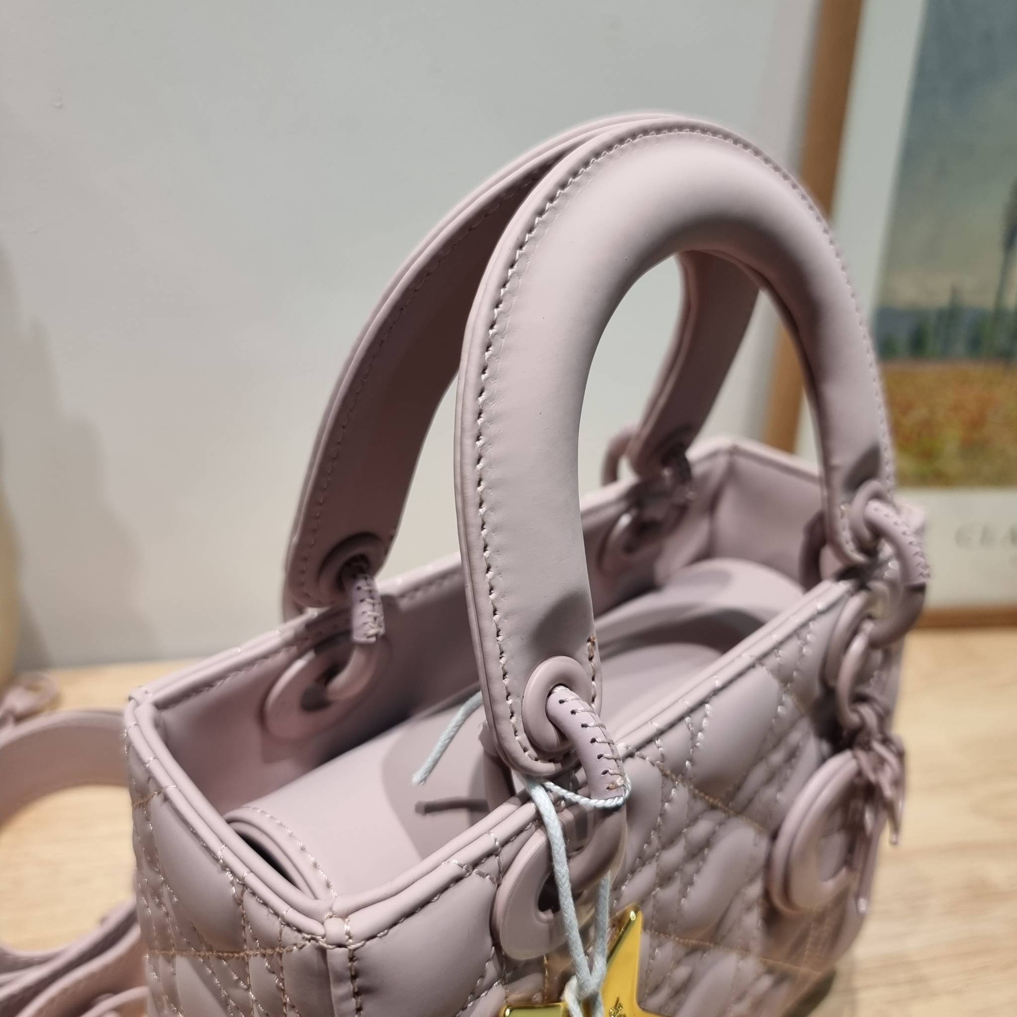 SMALL LADY DIOR MY ABCDIOR BAG Ultramatte Cannage Calfskin / CD LADY ULTRAMATTE BAG พร้อมส่ง กระเป๋าสะพายข้าง ดีไซน์เรียบง่าย แต่แฝงไปด้วยความหรูหรา ทรงกล่องคลาสสิค โดดเด่นด้วยพวงกุญแจอะไหล่สีเดียวกับตัวกระเป๋า ผิวแมทท์ ลายเส้นซ้อนทับสวยงาม