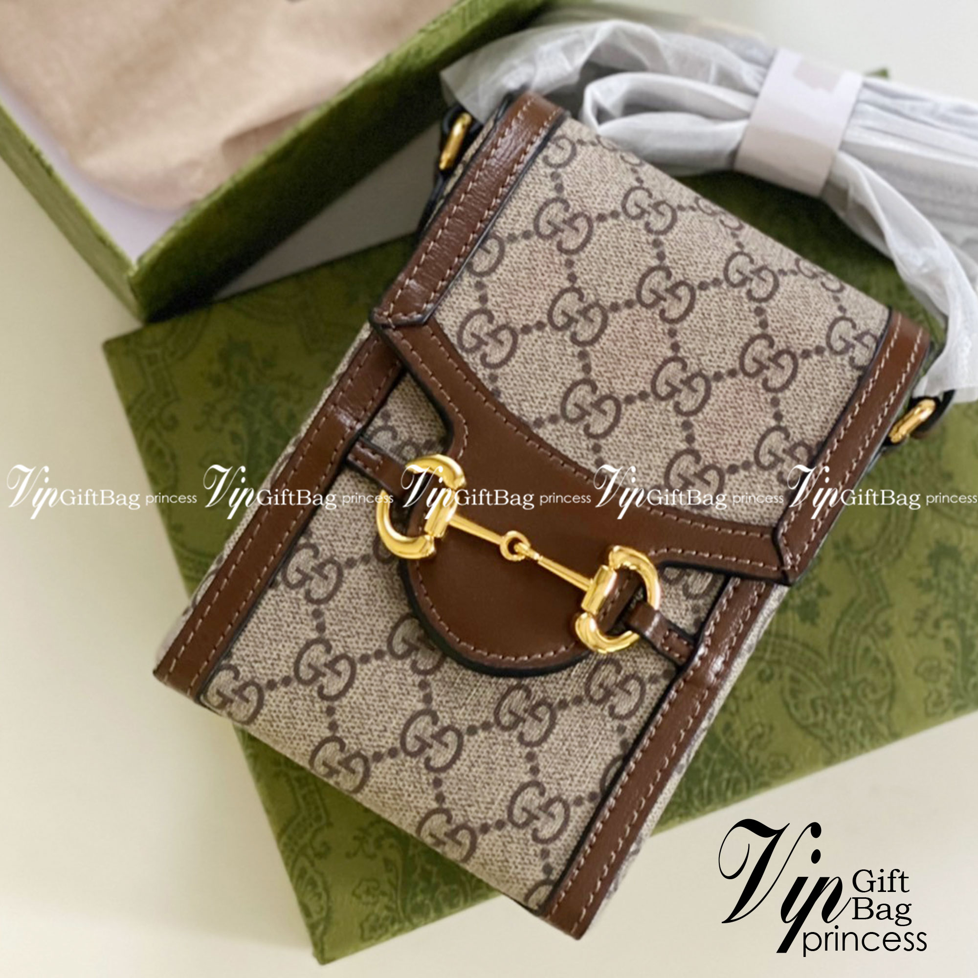 Gucci Horsebit 1955 mini bag / Gucci Phone Bag ออริจินอล รุ่นยอดฮิต ไซส์มินิ ที่ใครๆก็ต้องรู้จัก!! กับกระเป๋าขนาดมินิในรูปแบบผ้าแจ็คการ์ดสีขาวงาช้างและน้ำเงิน ได้รับแรงบันดาลใจมาจากดีไซน์ดั้งเดิม ซึ่งแอคเซสเซอรี่นี้โดดเด่นด้วยรายละเอียดดั้งเดิมที่ทันสมัยโ