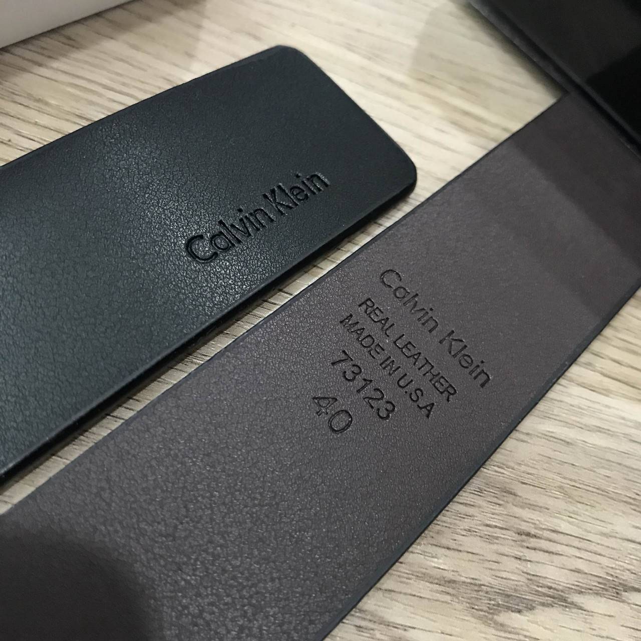 ห้ามพลาด! เซทสุดคุ้ม! ซื้อ1ได้ถึง2! CALVIN KLEIN REAL LEATHER BELT VALUE PACK Limited Edition เข็มขัดหนังแท้ พร้อมหัวเข็มขัด2แบบคุณภาพดีตามแบบฉบับของแบรนด์ สายเข็มขัดสามารถกลับด้านใช้ได้ทั้งสีดำและสีน้ำตาลเหมือนมี2เส้น2หัวสลับใช้ได้ไม่จำเจ มาพร้อมถุงกระดา