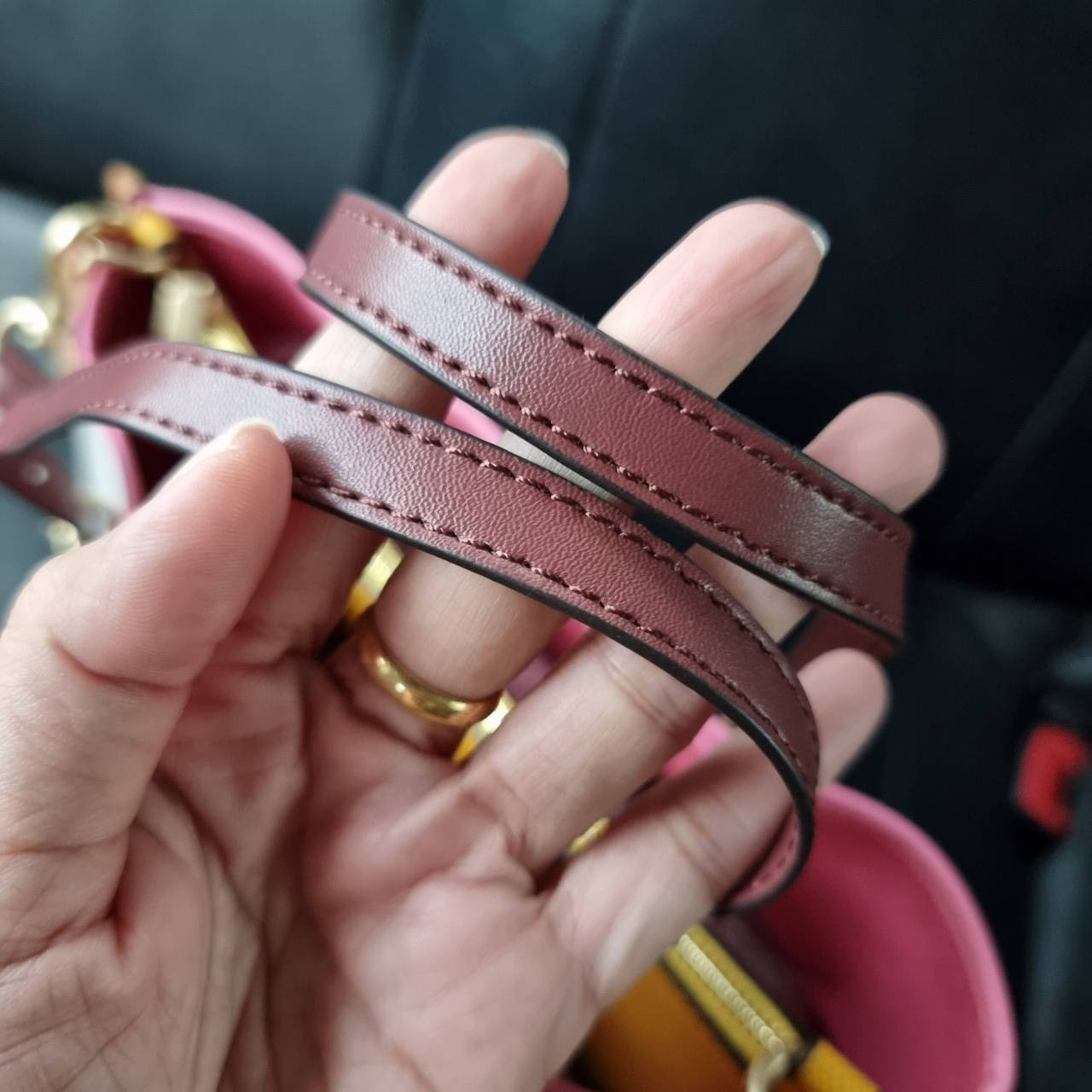 COACH C4085 MOLLIE TOTE 25 IN COLORBLOCK กระเป๋าทรงโท้ทยอดฮิต ขนาดมินิไซส์ ดีไซน์สวยคมทุกรุ่น!! ตกแต่งซิกเนเจอร์ถักทออยู่บนผ้าแคนวาส ดูโดดเด่น ภายในเป็นช่องโล่ง มีช่องซิปกลางใส่ของได้ ขนาดกำลังดีแบบใส่ของได้ครบครัน มาพร้อมสายสะพายข้าง หรือจะถือคล้องแขนเก๋