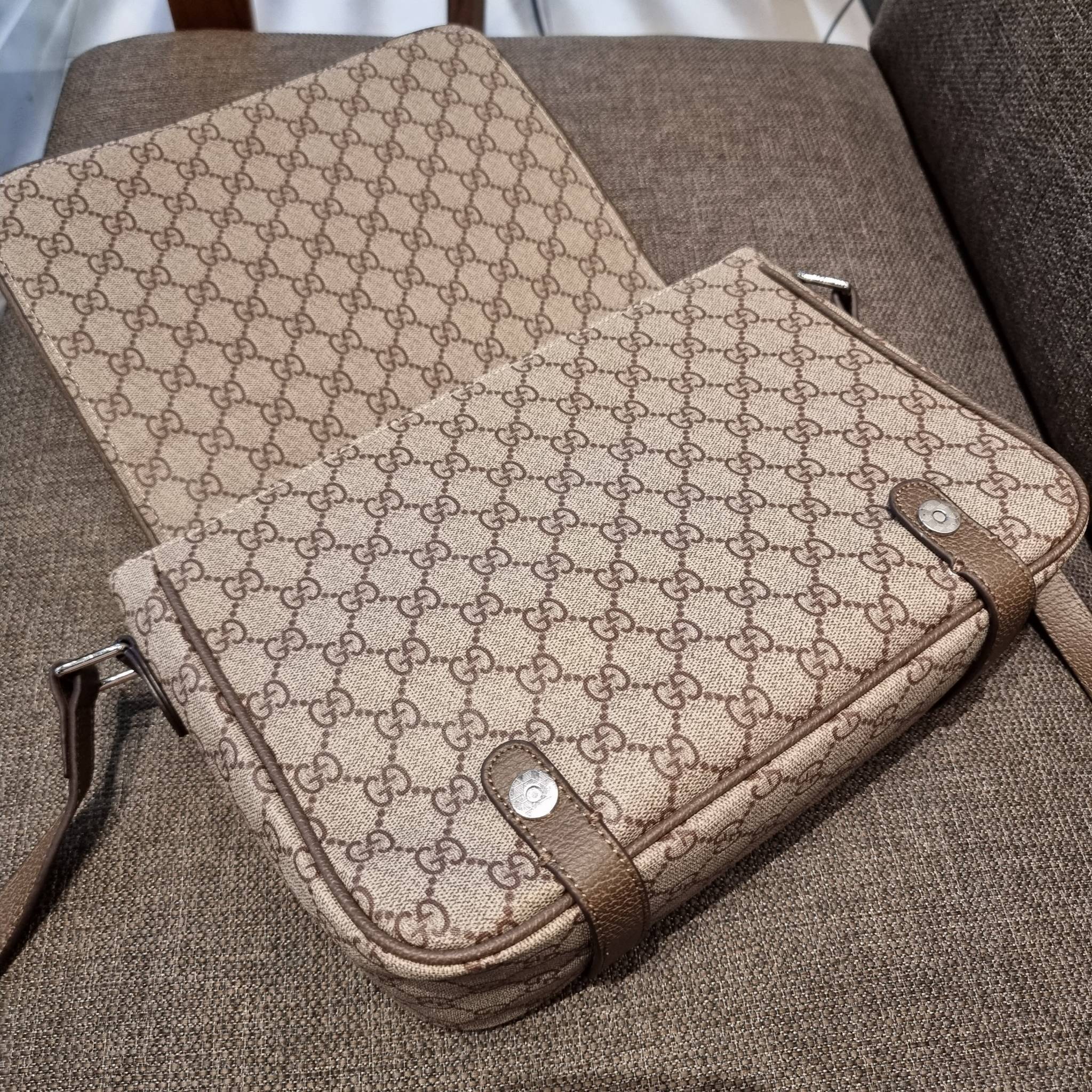 Gucci GG Supreme messenger bag GC MESSENGER VINTAGE BAG กระเป๋าสะพายข้างทรงแมสเซนเจอร์ ย้อนยุค ลุคผู้ดีแบบลูกคุณ ดีไซน์ unisex ใช้ได้ทั้งชายและหญิง พรีเมี่ยมกิ๊ฟวีไอพี วัสดุหนังแคนวาส ใช้งานง่ายด้วยฝาเปิดกระดุมแม่เหล็ก ด้านหลังมีช่องเก็บของจุกจิกได้ ภายใน