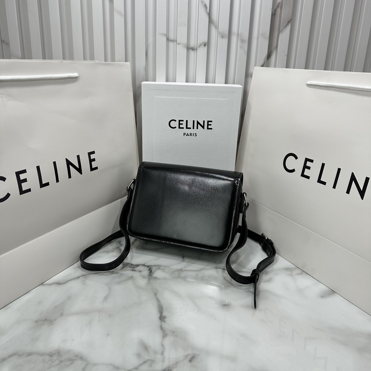 ORI หนังแท้ | 7" CELINE TRIOMPHE TEEN BAG in glossy leather กระเป๋าสะพายรุ่นยอดนิยม ถ่ายทอดให้เห็นถึงแก่นแท้ของสไตล์แบบ CELINE งานหนังเรียบเงาสวยหรูหรา