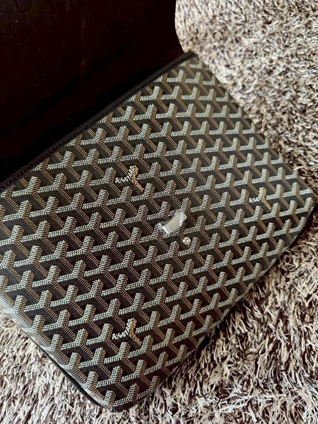 ORI หนังแท้ | Goyard Coursier Messenger bag กระเป๋าทรงแมสเซ็นเจอร์ดีไซน์ใหม่เพรียวบาง น้ําหนักเบากะทัดรัด ภายในมีช่องหลักขนาดใหญ่และกระเป๋า มีช่องด้านหลังสําหรับจัดเก็บสิ่งจําเป็นในชีวิตประจําวัน