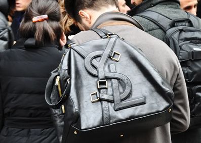 YSL Vavin Tote in Black Classic Leather / YSL SHOPPING E/W IN SUPPLE LEATHER รุ่นหนังเงา กระเป๋าทรงโท้ทใบใหญ่ หน้าโลโก้ใหญ่โดดเด่น ช่องกว้างใช้งานง่าย ภายในโล่งกว้างมาก ใส่ของได้สบาย หิ้วไปเที่ยวต่างจังหวัด สะพายไปต่างประเทศตามใจ!! เลิศตรงที่ดีไซน์ใบนี้เป