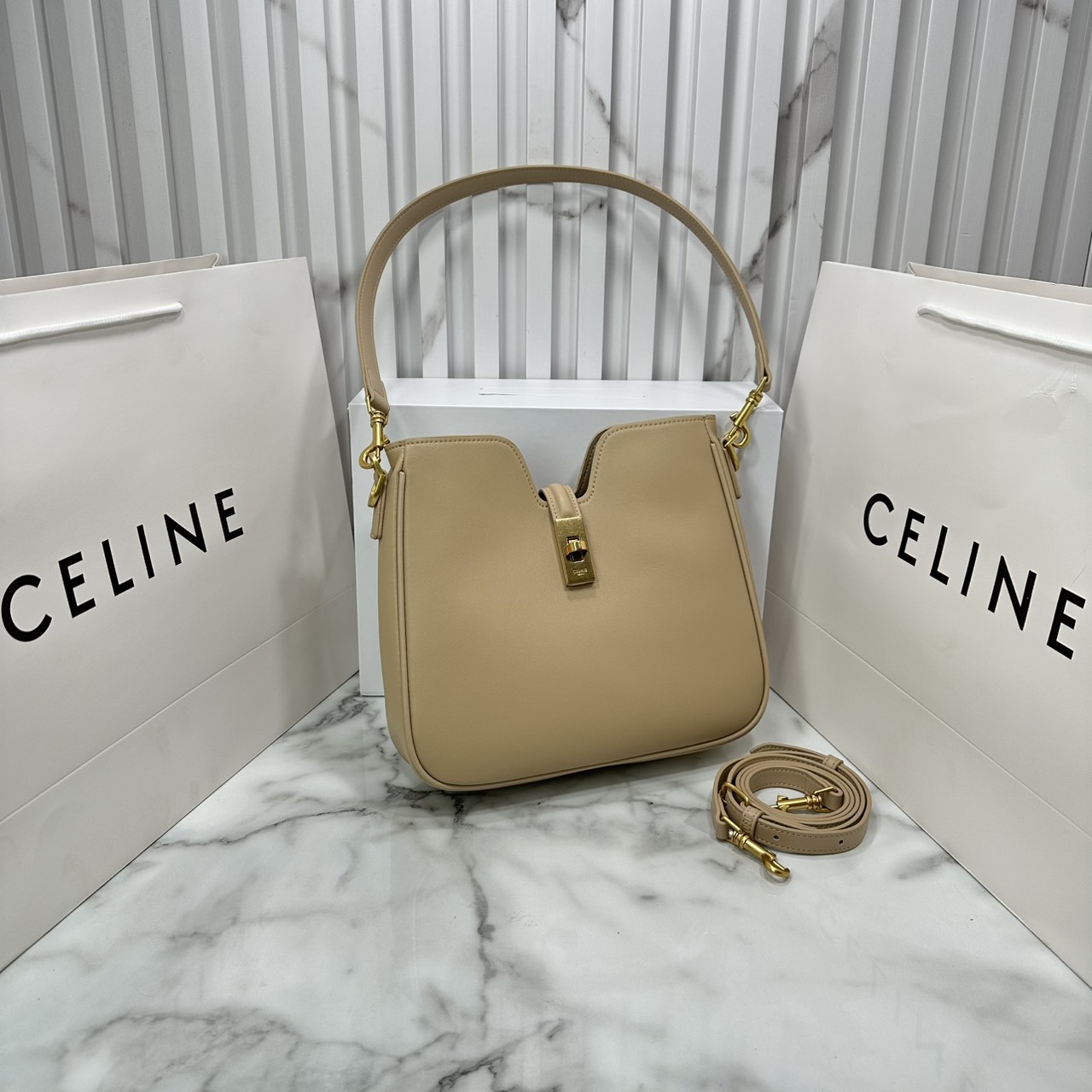 ORI หนังแท้ | CELINE SMALL CAMILLE 16 SOFT BAG IN SMOOTH LEATHER กระเป๋าสะพายรุ่นใหม่ล่าสุดของไลน์ 16 soft รูปทรงแบบโฮโบที่มาพร้อมดีไซน์ที่ใช้งานได้จริง หรูหราและโดดเด่น ฝาพับหนังกับตัวปิดแบบ Turnlock สีทองรูปทรงคล้ายอัญมณี