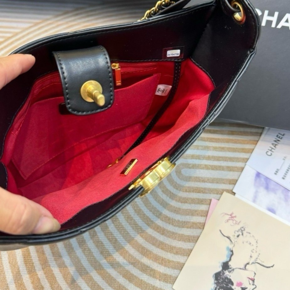 Chanel 22K Hobo Shoulder Bag กระเป๋าสะพายทรงโฮโบทรงสวย หนังเรียบหรูหรา อะไหล่ทองวินเทจ ประดับโลโก้แบรนด์สุดหรูด้านหน้า