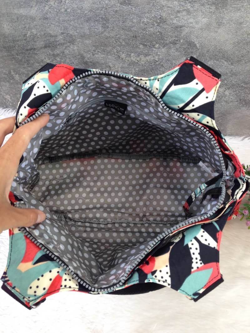 Kipling รุ่น Cicele กระเป๋าสะพายไหล่ใบใหญ่ สวยน่ารัก ตัวกระเป๋าด้านในเป็นช่องโล่งแบบปิดเปิดด้วยซิป มีช่องซิปด้านใน ด้านข้างกระเป๋า มี 2 ช่อง ปิดเปิด ด้วยเทป พร้อมที่ใส่โทรศัพท์ ปากกา และ MP 3 ในส่วนด้านใน และ ด้านข้างกระเป๋า ซ้าย-ขวา เป็นช่องขนาดเล็กสำหรั