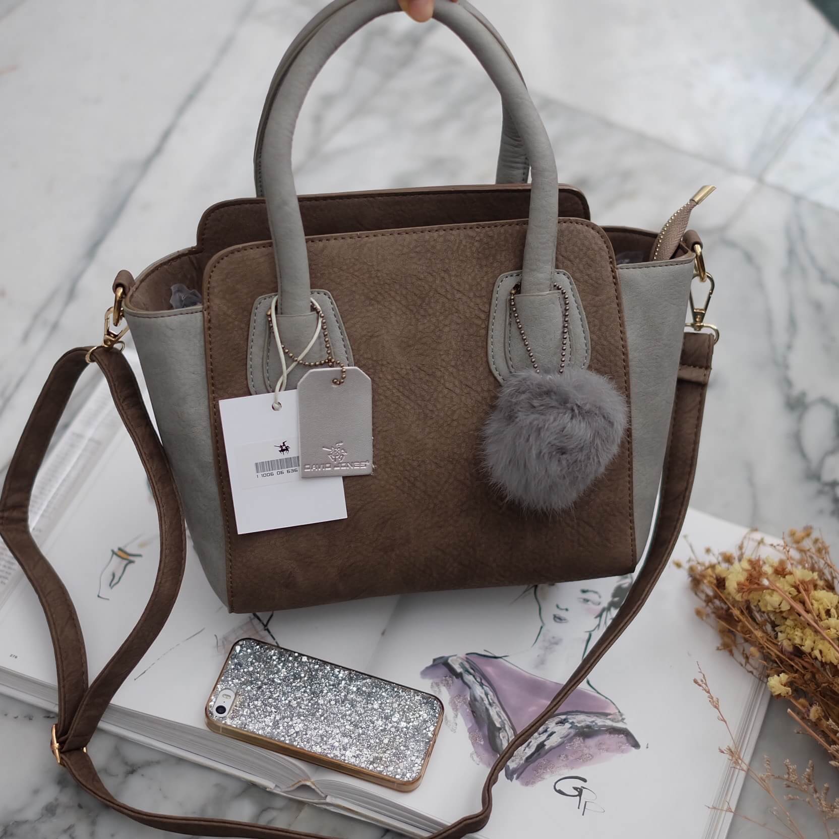 รุ่นขายดีที่สุด!! จากแบรนด์ DAVID JONES หนังกลับ สวยมาก พร้อมส่ง 3 สีเลยค่า ทรงเก๋มากๆค่า 😍 ตัวกระเป๋าขนาดกะทัดรัด #น้ำหนักเบา จุของคุ้มมากๆ คะ สีกระเป๋า เข้ากับชุดง่ายมากคะ มีปอมๆ เข้า set กับกระเป๋าด้วยนะคะ ใบนี้ #แนะนำเลยค่าสวยเลอค่า